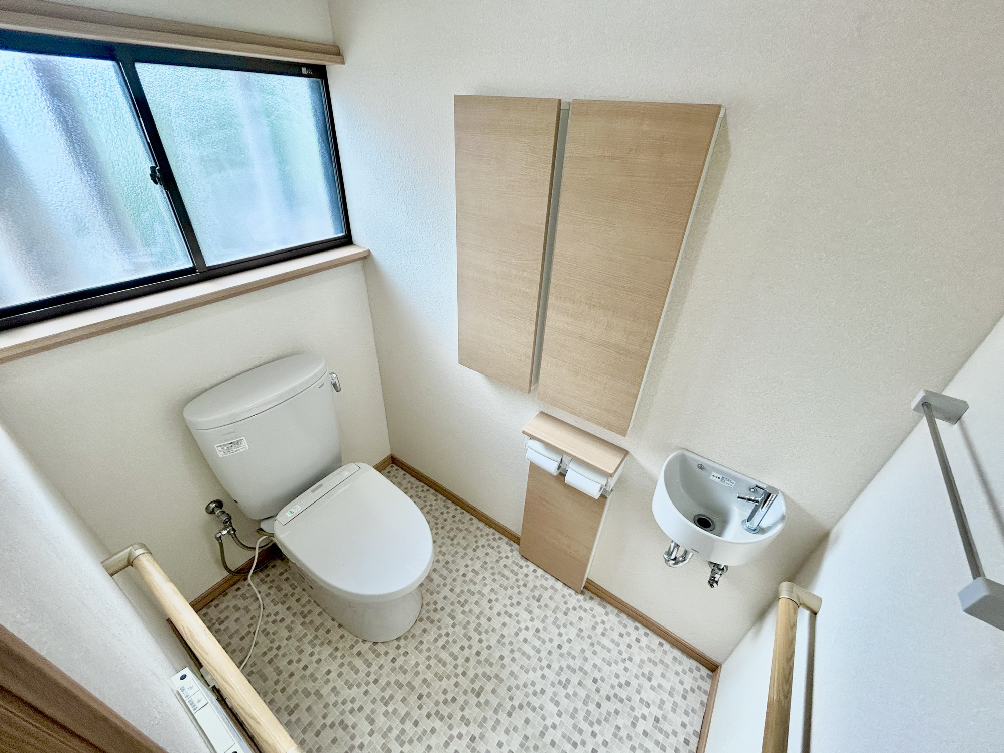 前橋市下沖町　中古住宅のトイレ|節水型でエコなトイレには、今では当たり前の洗浄便座付き。便座を温める機能もついていて、居心地良くてトイレから出られなくなるかも！換気用に換気扇はもちろん、窓も着いているので常に快適ですね♪
