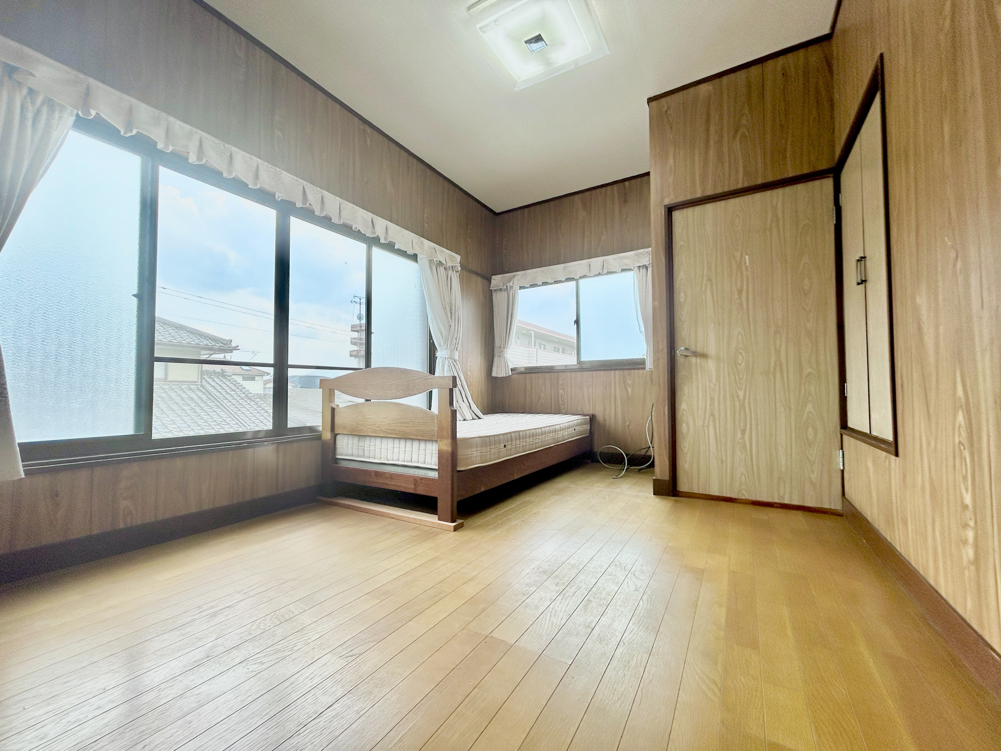前橋市下沖町　中古住宅の寝室|部屋の隅々に明るい光が満ちるお部屋。明るい日差しがあれば、気分もいつもごきげんで温かい空間が生まれます♪
