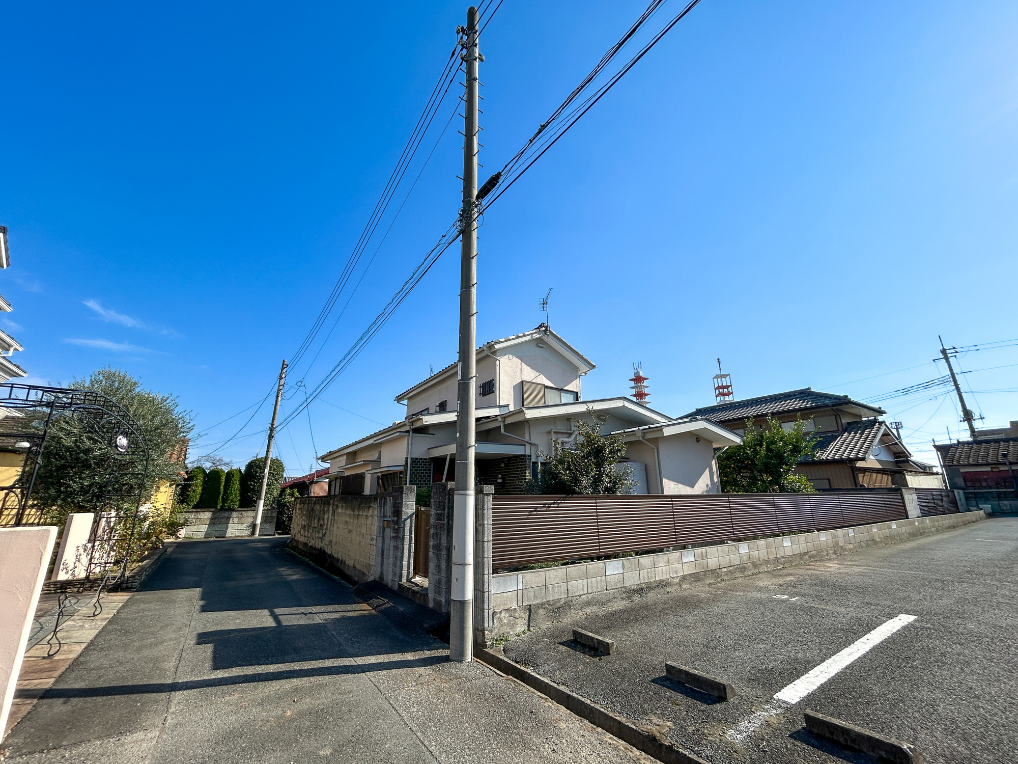 前橋市下沖町　中古住宅の前面道路含む現地写真|隣地フェンス一部新設しました♪ぜひ現地にてご確認ください！