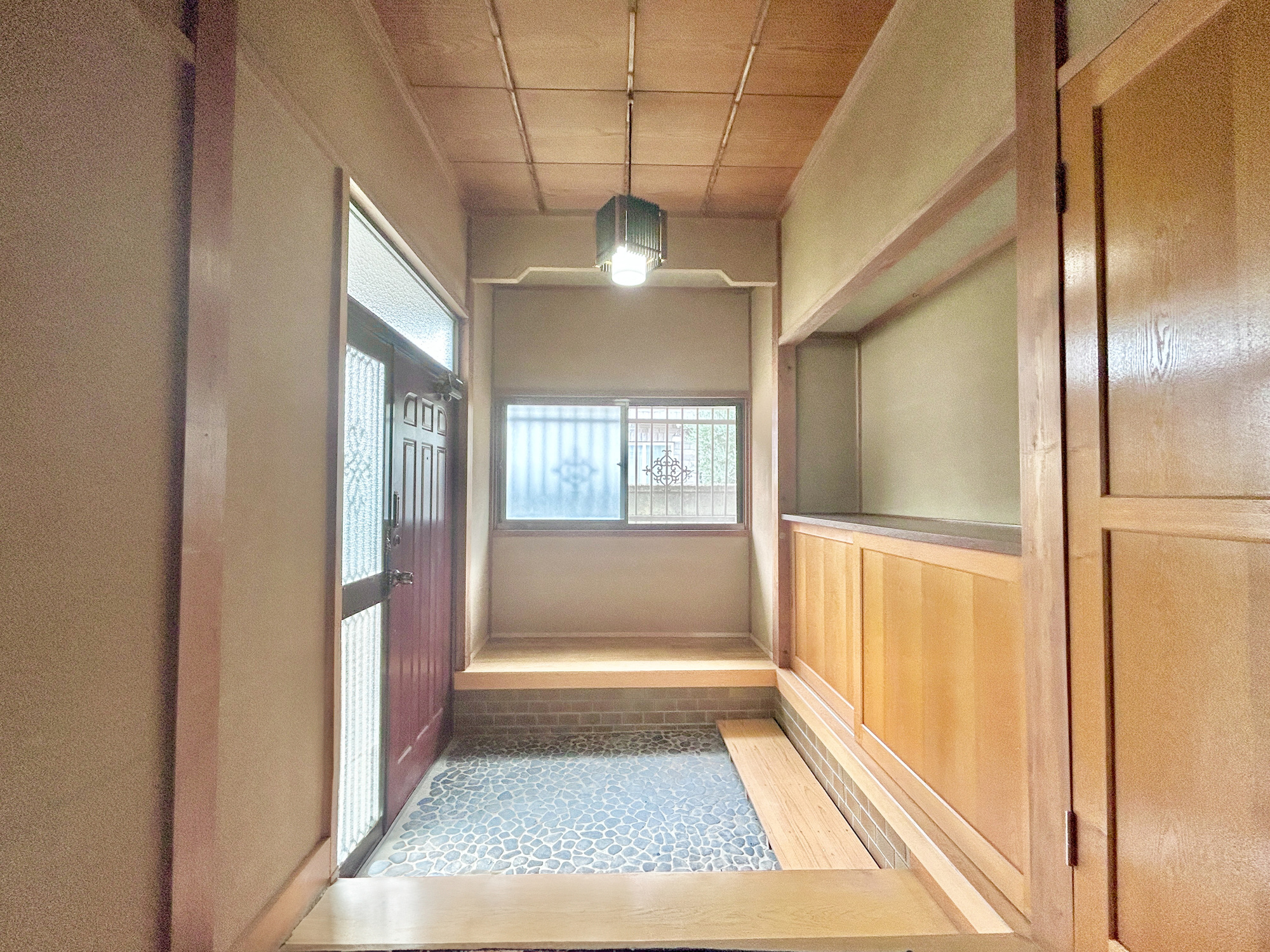 前橋市下沖町　中古住宅の内装|"住まう人も来客も入った時にワクワクさせてくれるオシャレな玄関♪
収納もたっぷりあるので、靴がたくさんあっても安心！
気持ちの良い朝は、毎日ここからスタートしていきます♪"
