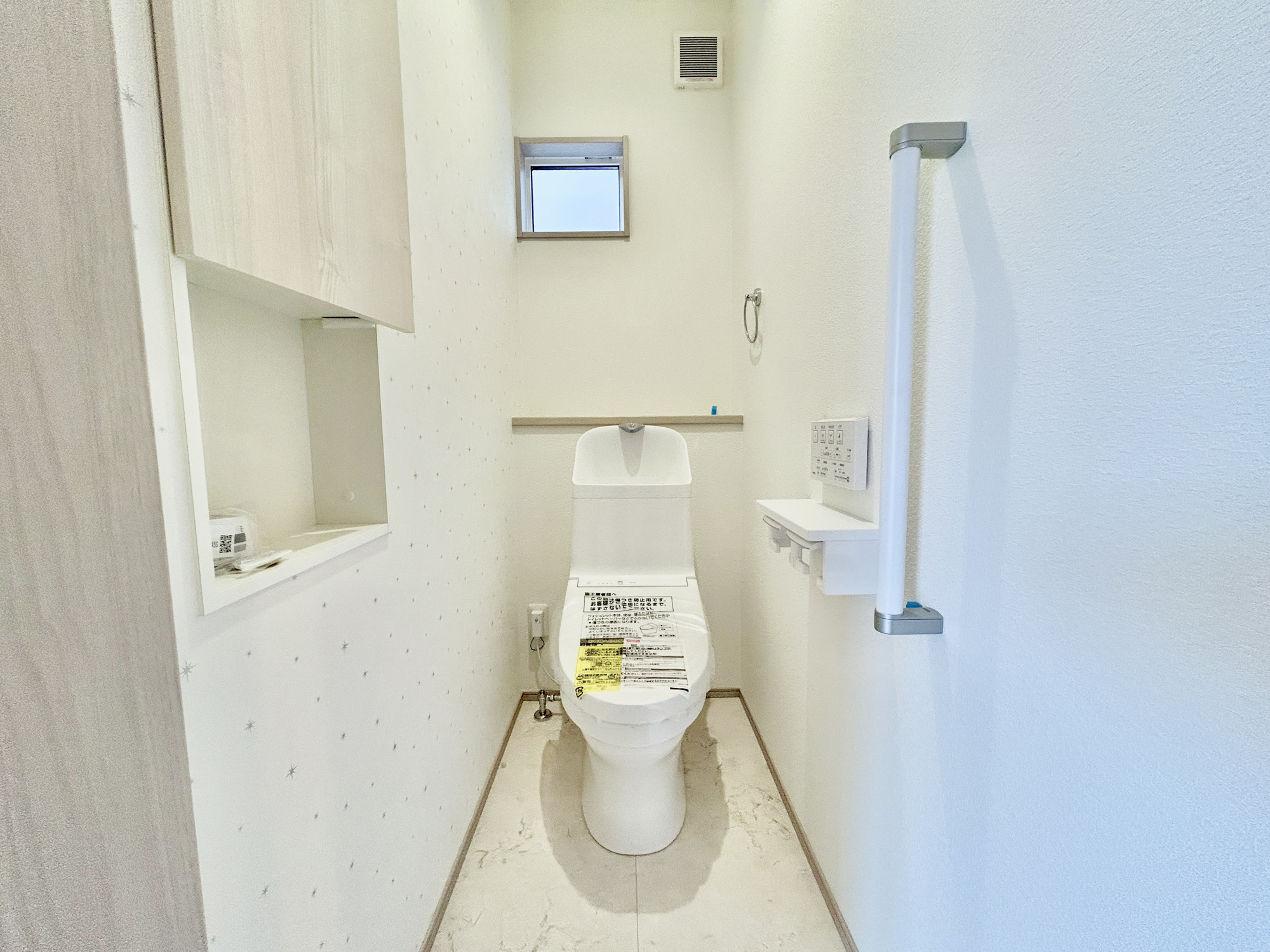前橋市箱田町8期　新築住宅全3棟のトイレ|節水性能の高いトイレはもちろんウォシュレット付き♪便器のフチがないタイプなので、お掃除もサッとひと拭きでOK！
