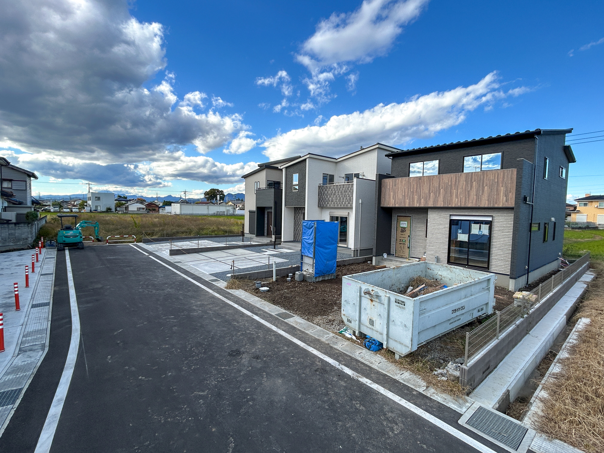 前橋市箱田町8期　新築住宅全3棟の前面道路含む現地写真|低層の一戸建てを中心とした街並みが整然と続き、周辺は高い建物が建っていないので、採光や開放性に恵まれ、空が広く緑の多い閑静な趣を感じる環境です。