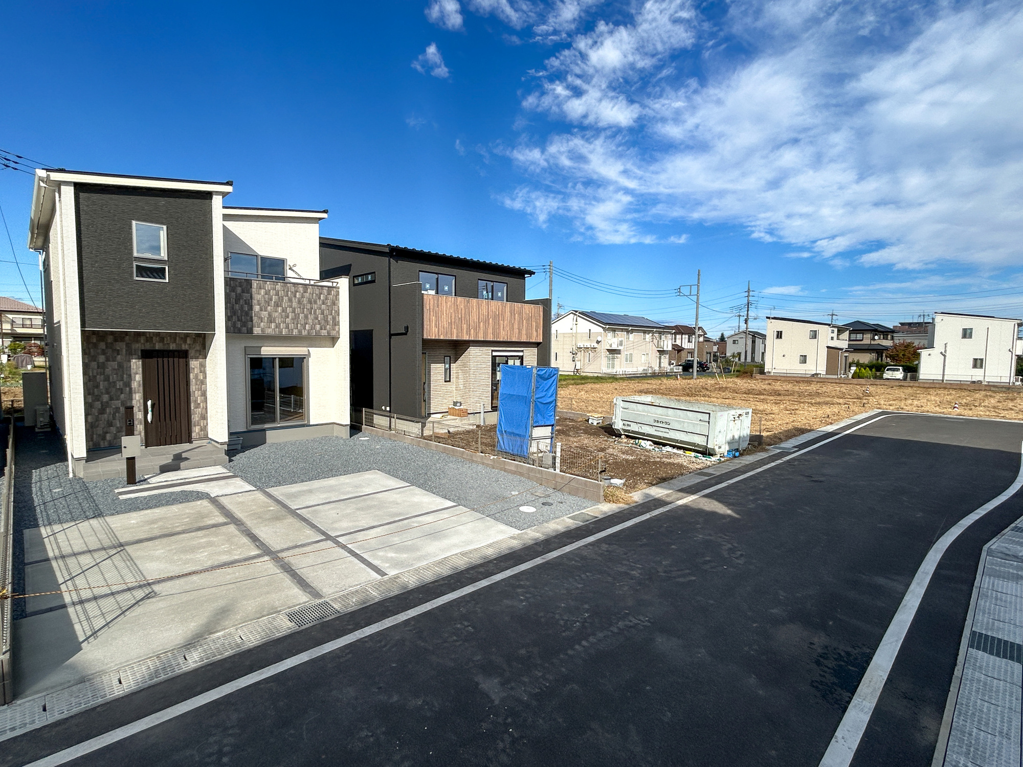 前橋市箱田町8期　新築住宅全3棟の前面道路含む現地写真|閑静な住宅地で子育て家族にピッタリ。毎日のお散歩も快適な緑に恵まれたエリアで、自然に包まれた穏やかな暮らしを実現するための、ゆとりある住環境が整っています。