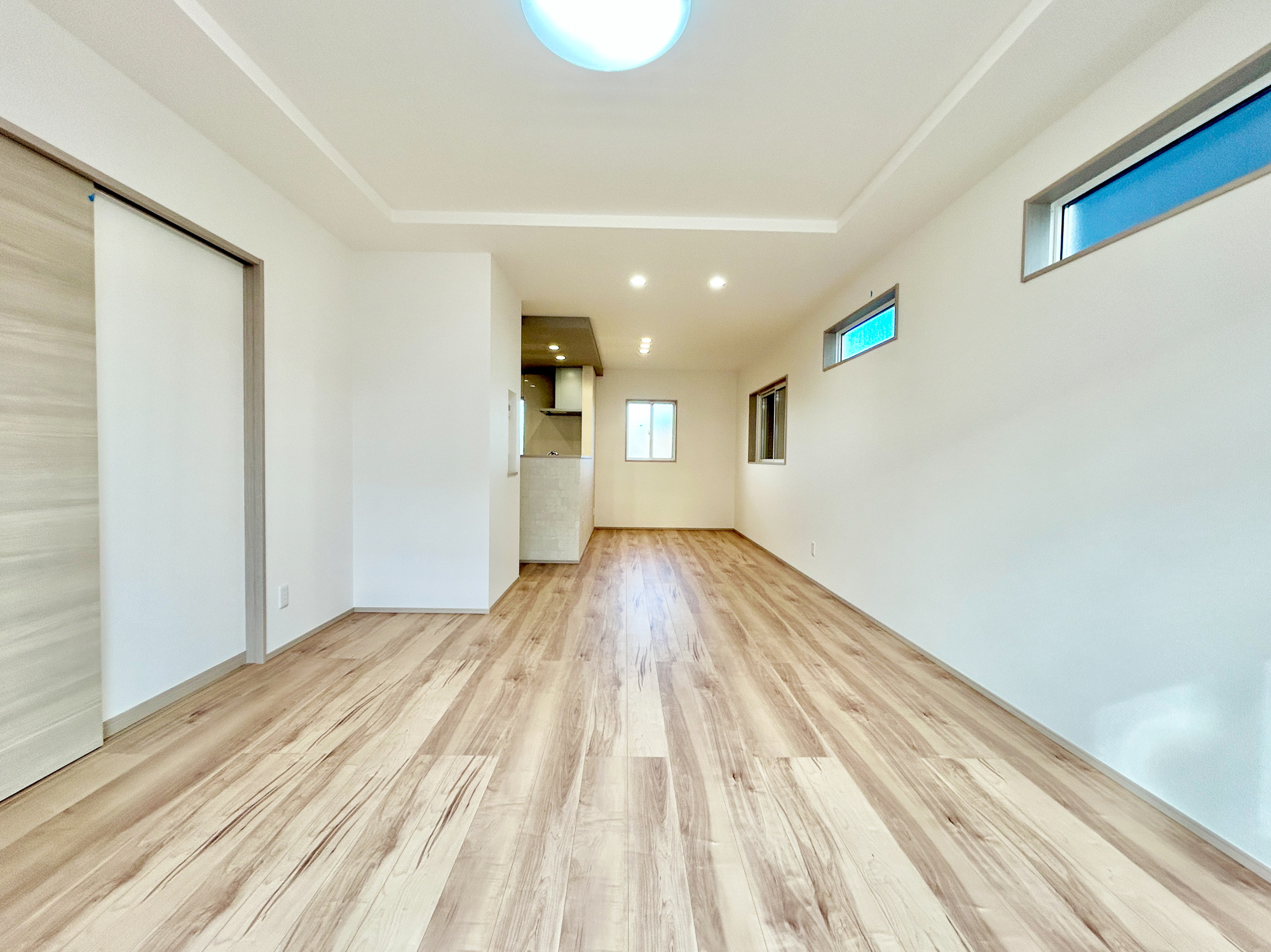 前橋市箱田町8期　新築住宅全3棟の居間・リビング|室内にいても、たっぷりの陽光と爽やかな風を感じて頂ける、開放感あふれるリビングです。
ご家族と穏やかに過ごす、心地の良い時間が流れます。