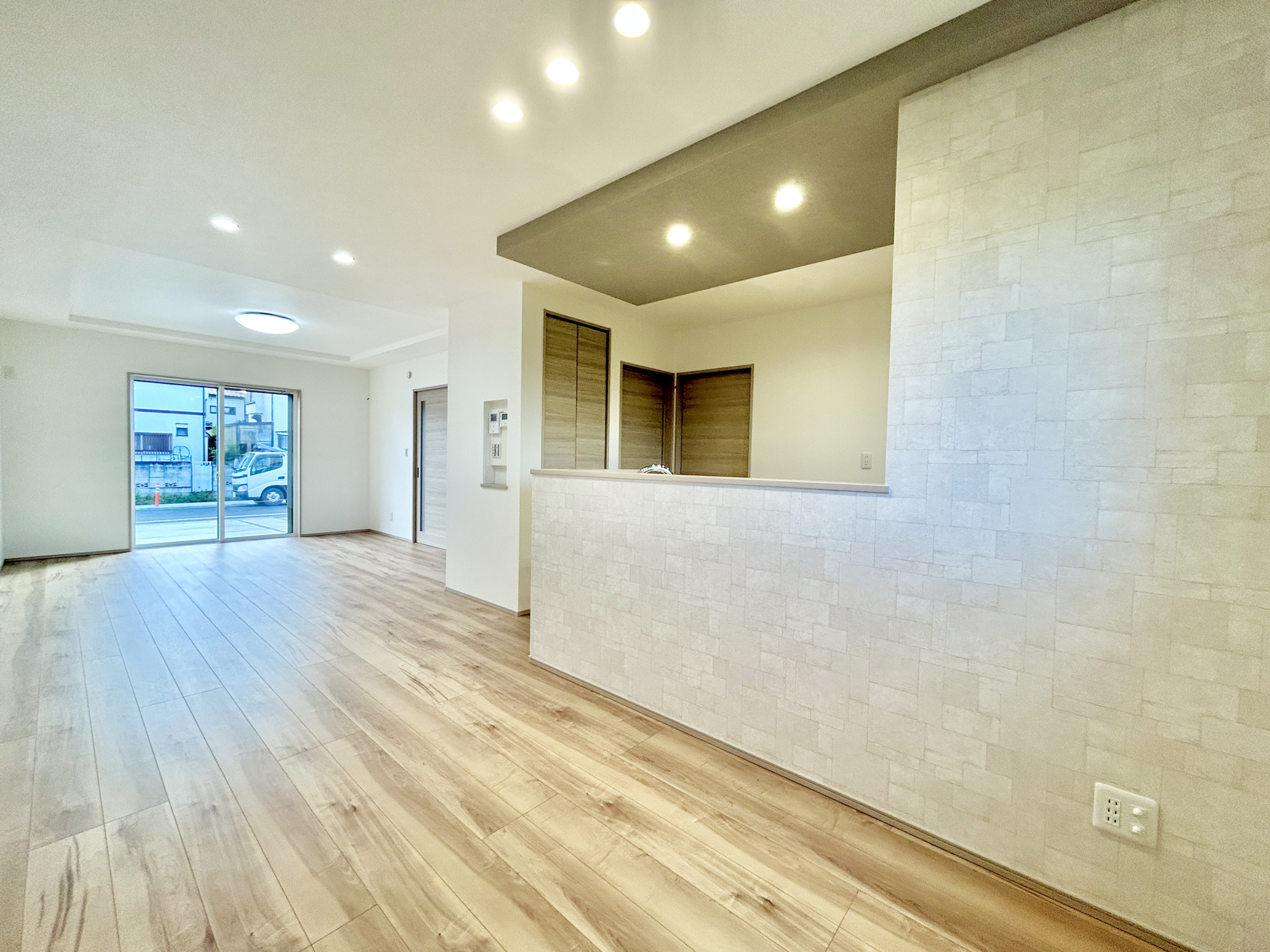 前橋市箱田町8期　新築住宅全3棟の居間・リビング|オープンな空間を生み出す、こだわりの広がりとゆとり。家族と過ごす時間を大切にしたい方にぴったりの明るくゆとりある住空間です。南側の窓からの日差しがリビングの隅々までしっかりと届きます！ 