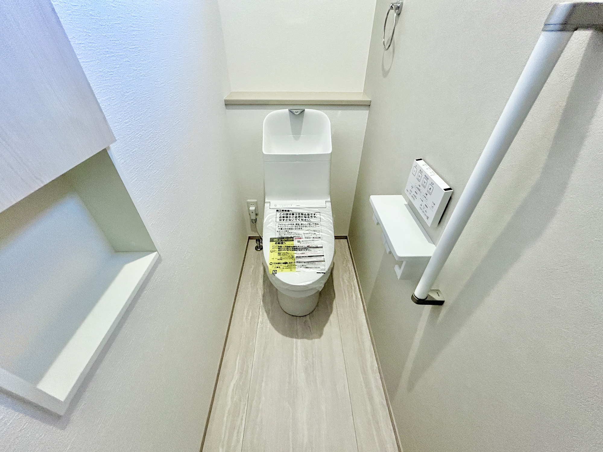 前橋市箱田町8期　新築住宅全3棟のトイレ|節水性能の高いトイレはもちろんウォシュレット付き♪便器のフチがないタイプなので、お掃除もサッとひと拭きでOK！