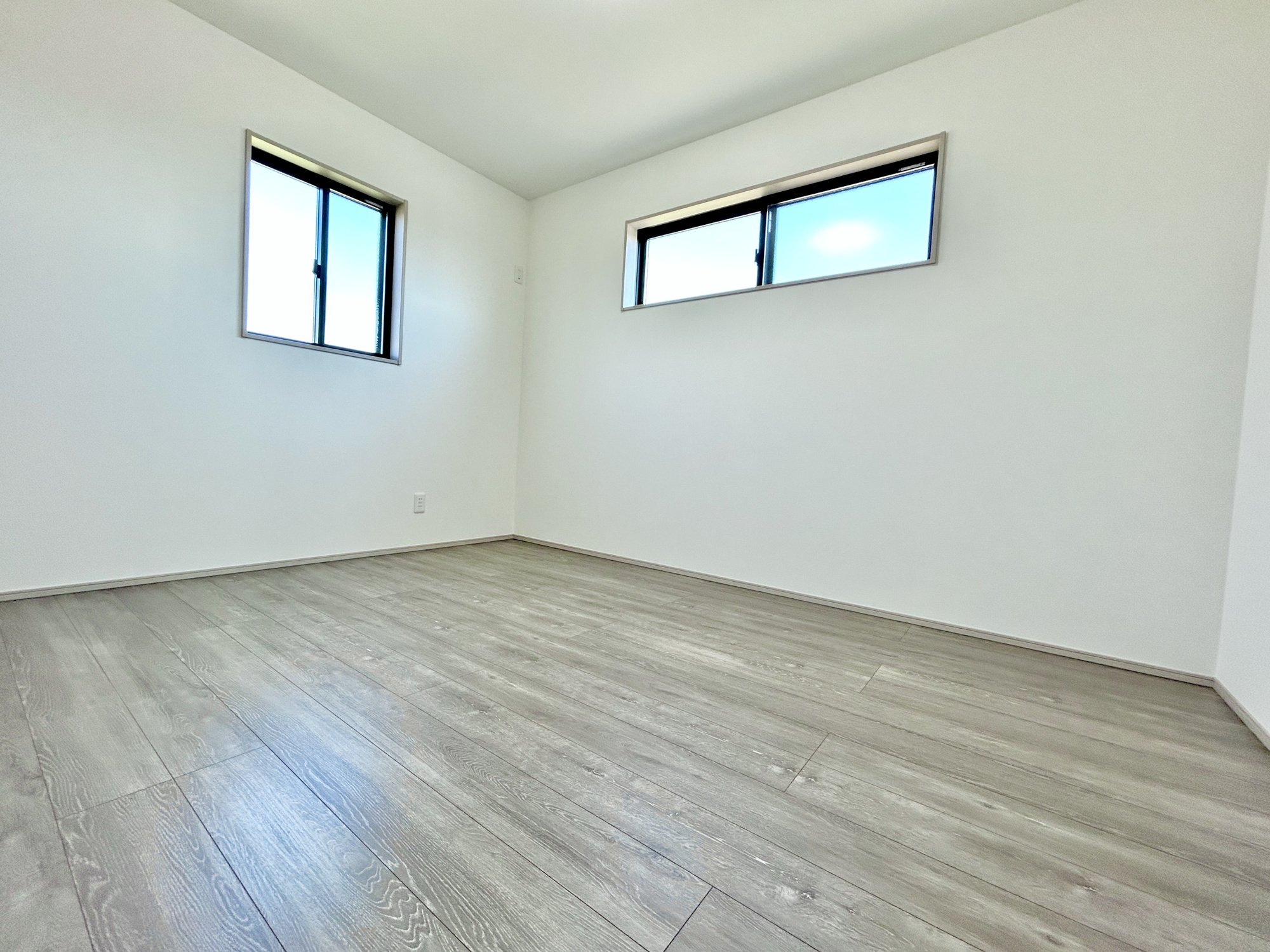 前橋市箱田町8期　新築住宅全3棟の洋室|木目のフローリングが暖かみのある室内に。明るい寝室で心地のいい朝を迎えられそう。