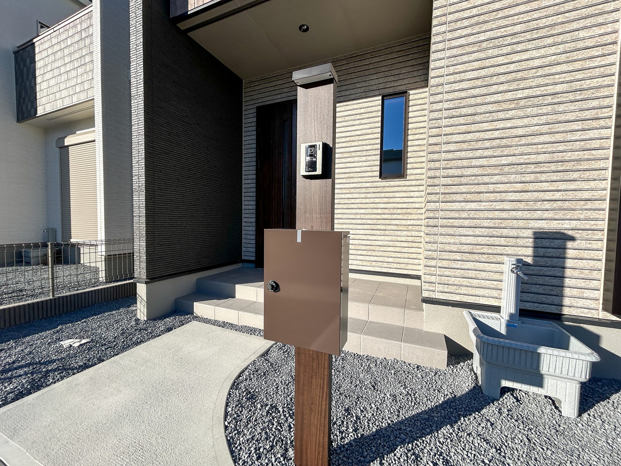 前橋市箱田町8期　新築住宅全3棟のその他|玄関わきに設置された郵便ポスト。玄関近くで取り出しにお庭まで行かずとも取れますね。
