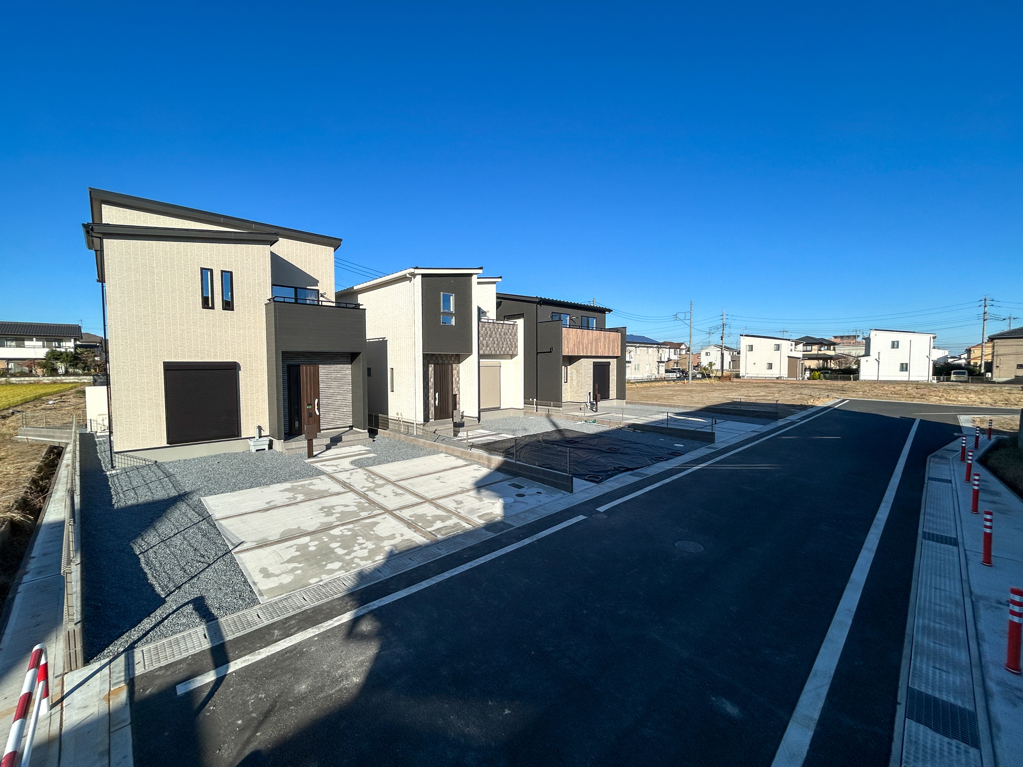 前橋市箱田町8期　新築住宅全3棟の前面道路含む現地写真|閑静な住宅地で子育て家族にピッタリ。毎日のお散歩も快適な緑に恵まれたエリアで、自然に包まれた穏やかな暮らしを実現するための、ゆとりある住環境が整っています。

