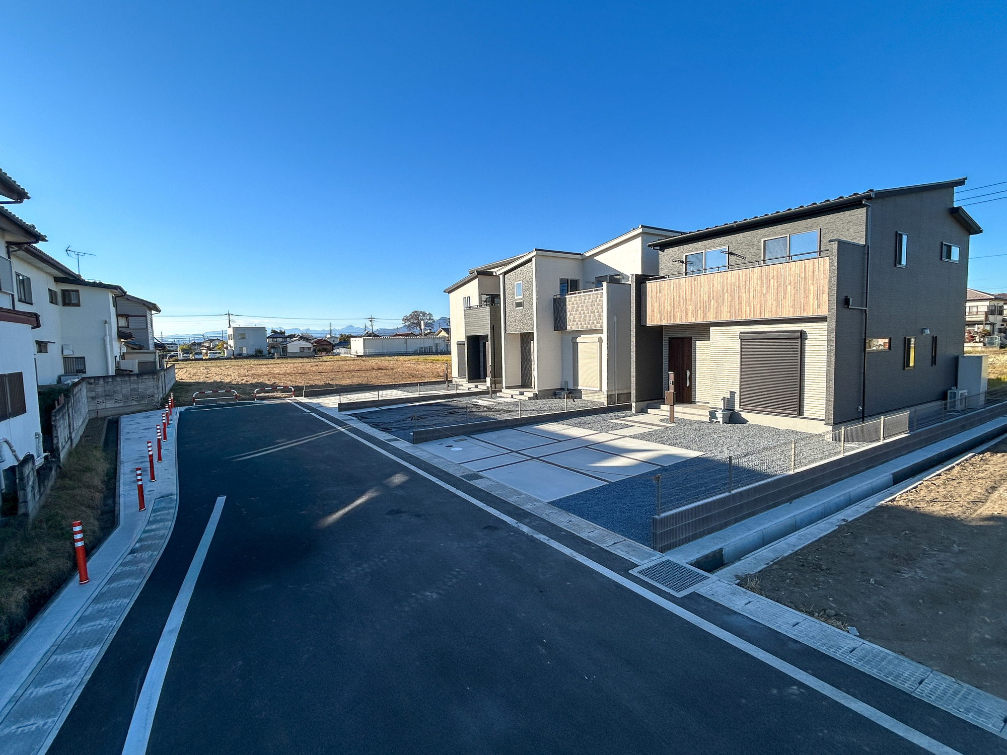 前橋市箱田町8期　新築住宅全3棟の前面道路含む現地写真|低層の一戸建てを中心とした街並みが整然と続き、周辺は高い建物が建っていないので、採光や開放性に恵まれ、空が広く緑の多い閑静な趣を感じる環境です。