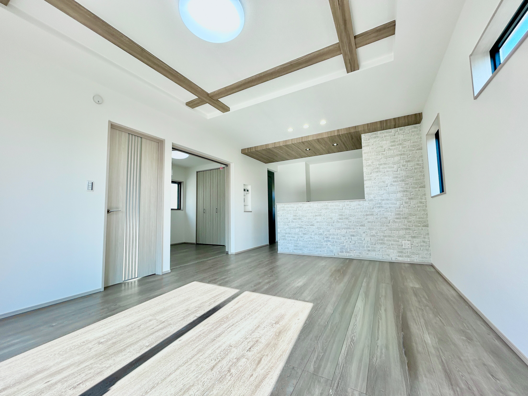 前橋市箱田町8期　新築住宅全3棟の居間・リビング|室内にいても、たっぷりの陽光と爽やかな風を感じて頂ける、開放感あふれるリビングです。
ご家族と穏やかに過ごす、心地の良い時間が流れます。