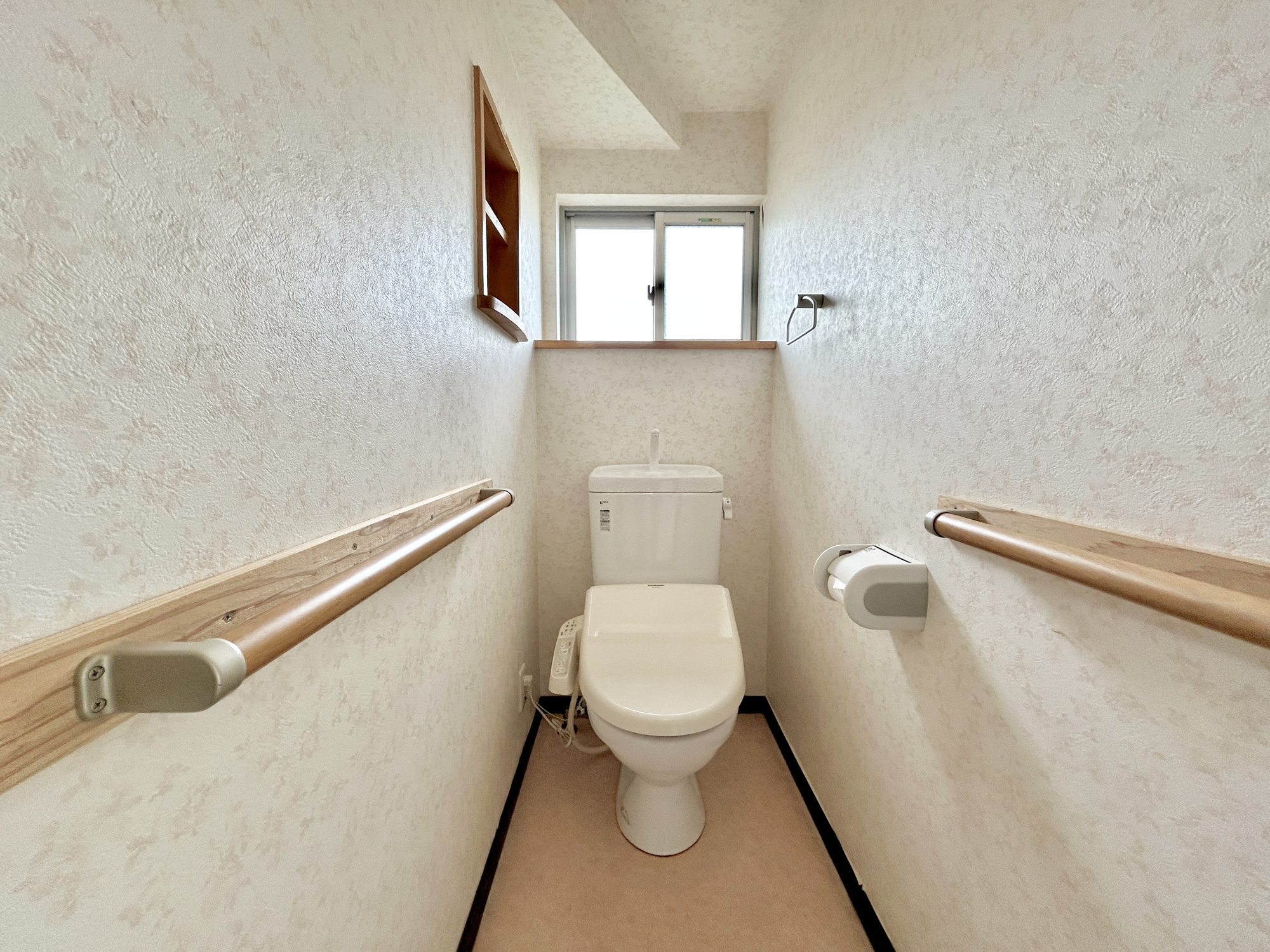 前橋市上佐鳥町　中古住宅のトイレ|節水型でエコなトイレには、今では当たり前の洗浄付き。便座を温める機能もついていて、居心地良くてトイレから出られなくなるかも！換気用に換気扇はもちろん、窓も着いているので常に快適ですね♪
