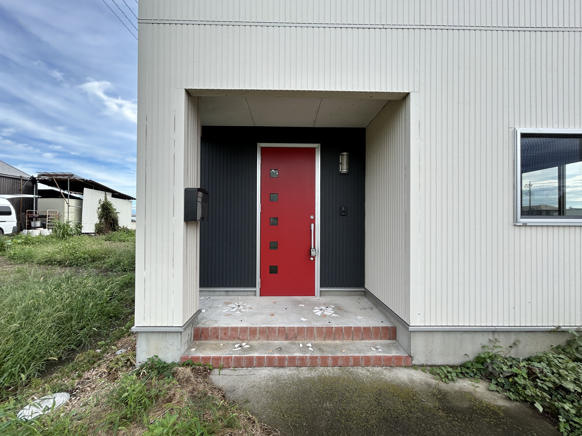 前橋市上佐鳥町　中古住宅の玄関|居住者の帰り、訪れる方を優しく迎える・安らぎに満ちた生活空間を予感させる。健やかな暮らしを楽しめそう

