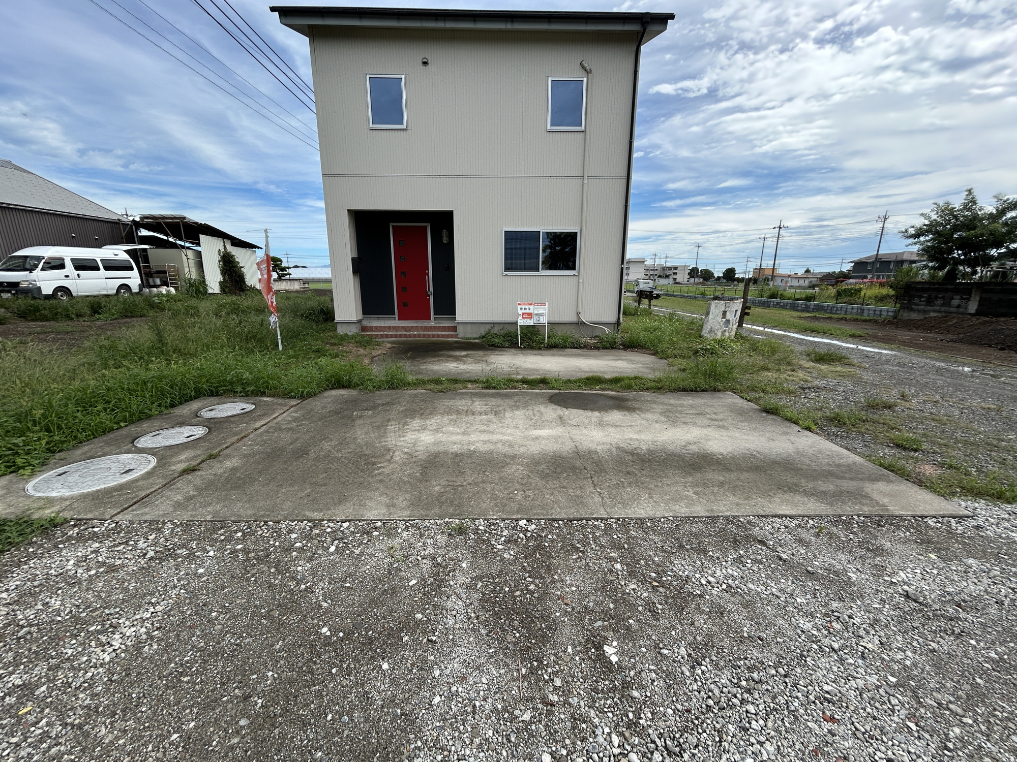 前橋市上佐鳥町　中古住宅の駐車場|土間と砂利が施工してあるのでお庭のお手入れ不要です♪
