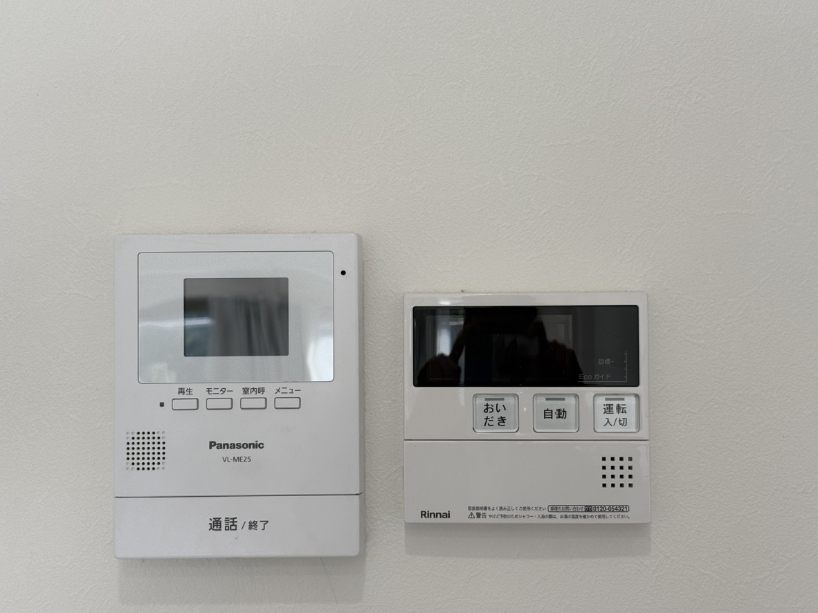 荒神山マンションの防犯設備|来客時に相手の顔を確認できて安心なTVモニター付きインターホンと、お風呂の準備がワンタッチでできる追い焚き機能付き給湯リモコンを完備。毎日の暮らしの安全と快適さを支える、便利な室内設備です。