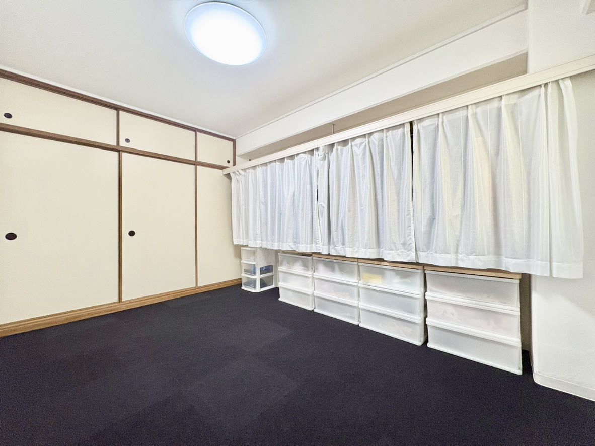 荒神山マンションの洋室|天袋まで備えた大容量の押し入れを完備した約6帖。衣装ケースやチェストを並べて配置できる壁面スペースがあり、荷物をすっきり片付けられます。収納力を活かして、居室空間を広く有効活用できる間取りです。