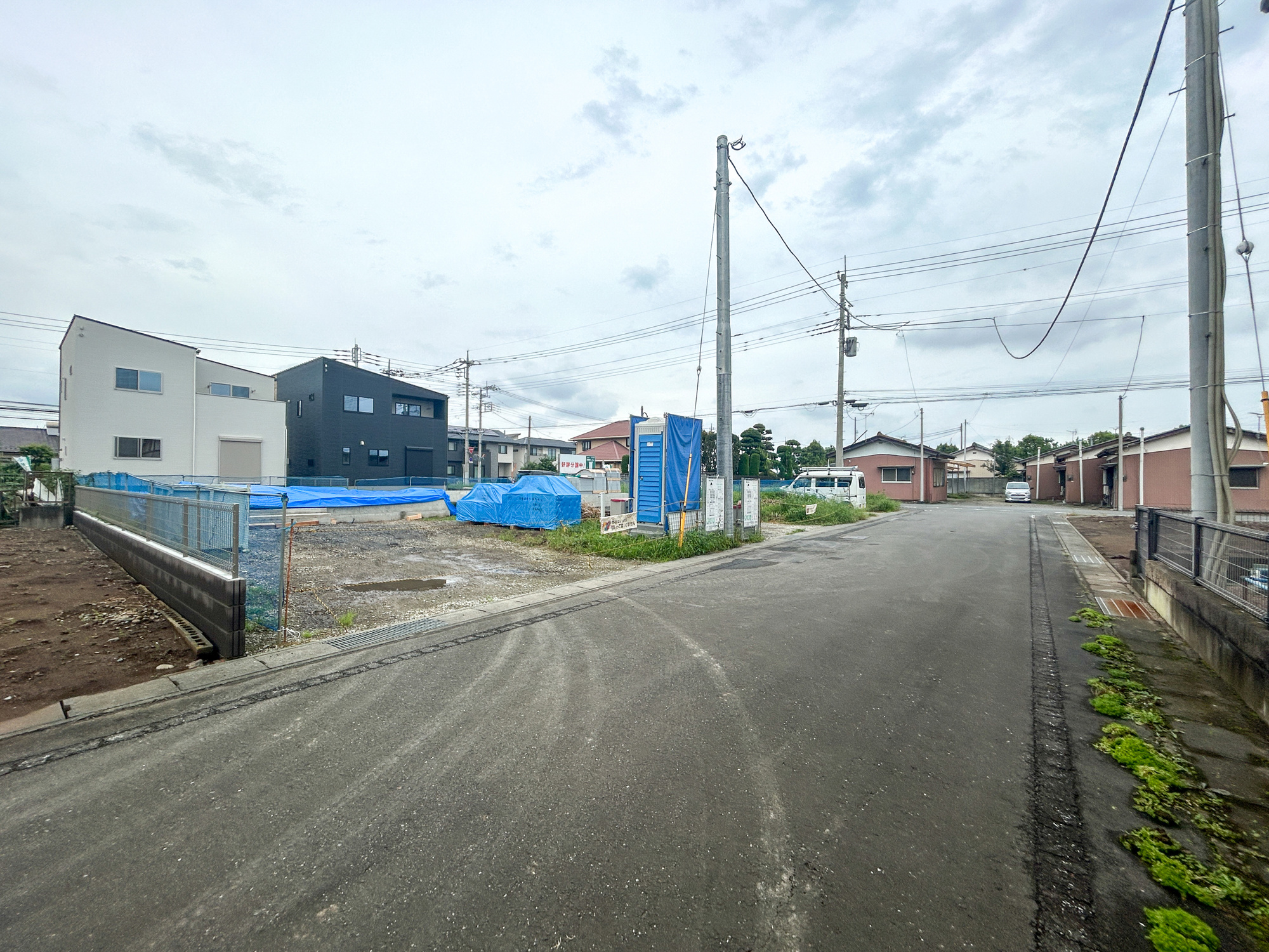 伊勢崎市安堀町第4期　新築住宅全6棟の前面道路含む現地写真|閑静な住宅地で子育て家族にピッタリ。毎日のお散歩も快適な緑に恵まれたエリアで、自然に包まれた穏やかな暮らしを実現するための、ゆとりある住環境が整っています。

