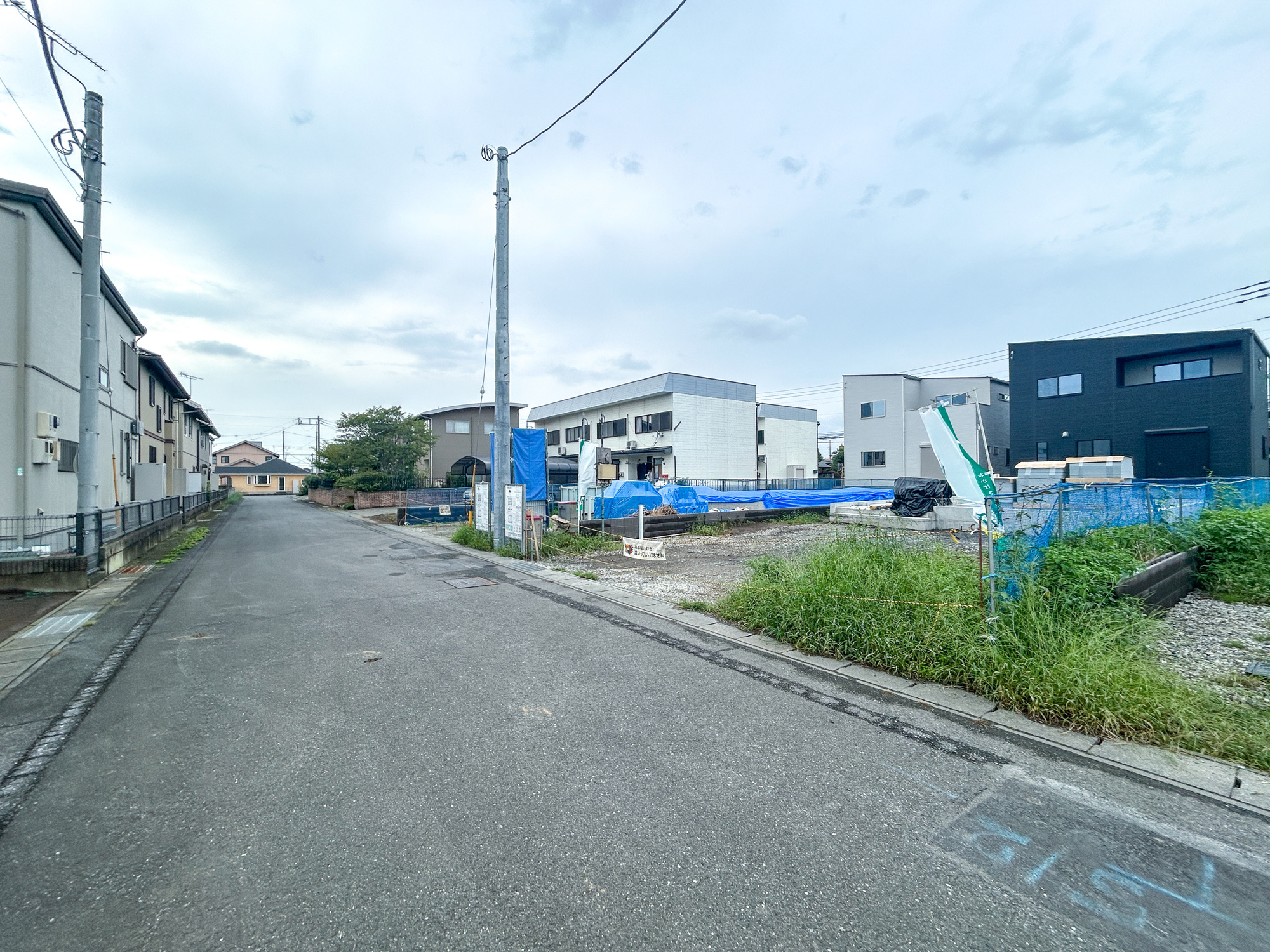伊勢崎市安堀町第4期　新築住宅全6棟の前面道路含む現地写真|低層の一戸建てを中心とした街並みが整然と続き、周辺は高い建物が建っていないので、採光や開放性に恵まれ、空が広く緑の多い閑静な趣を感じる環境です。

