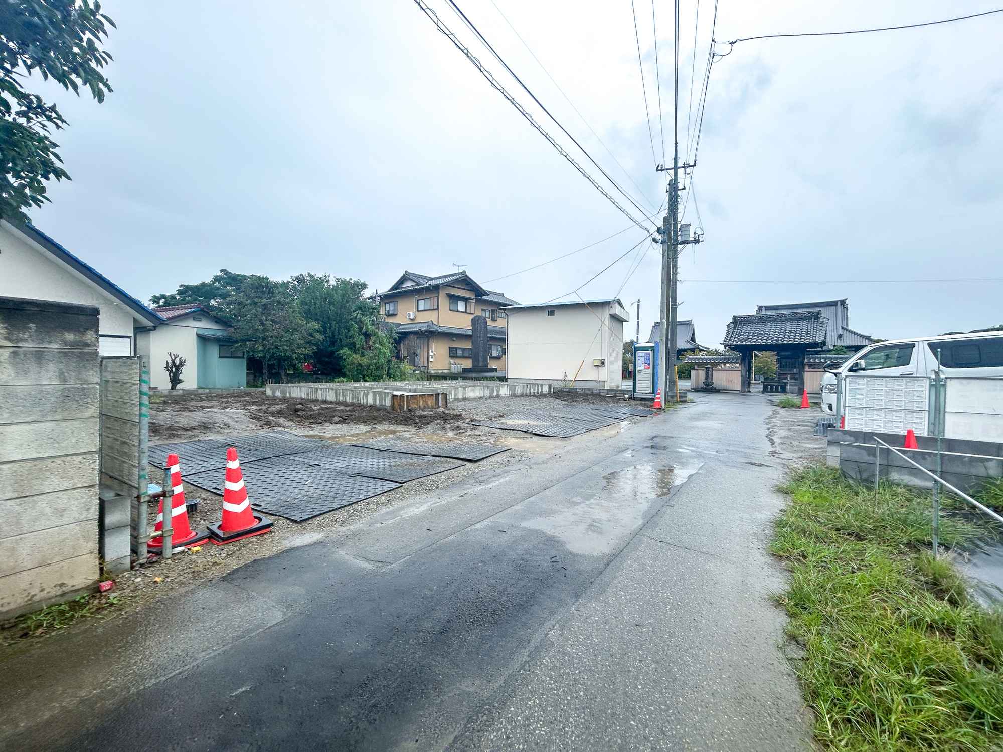 伊勢崎市山王町　新築住宅全1棟の前面道路含む現地写真|閑静な住宅地で子育て家族にピッタリ。毎日のお散歩も快適な緑に恵まれたエリアで、自然に包まれた穏やかな暮らしを実現するための、ゆとりある住環境が整っています。

