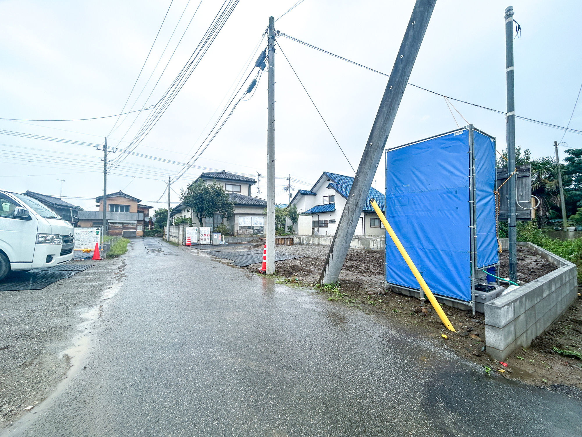 伊勢崎市山王町　新築住宅全1棟の前面道路含む現地写真|低層の一戸建てを中心とした街並みが整然と続き、周辺は高い建物が建っていないので、採光や開放性に恵まれ、空が広く緑の多い閑静な趣を感じる環境です。

