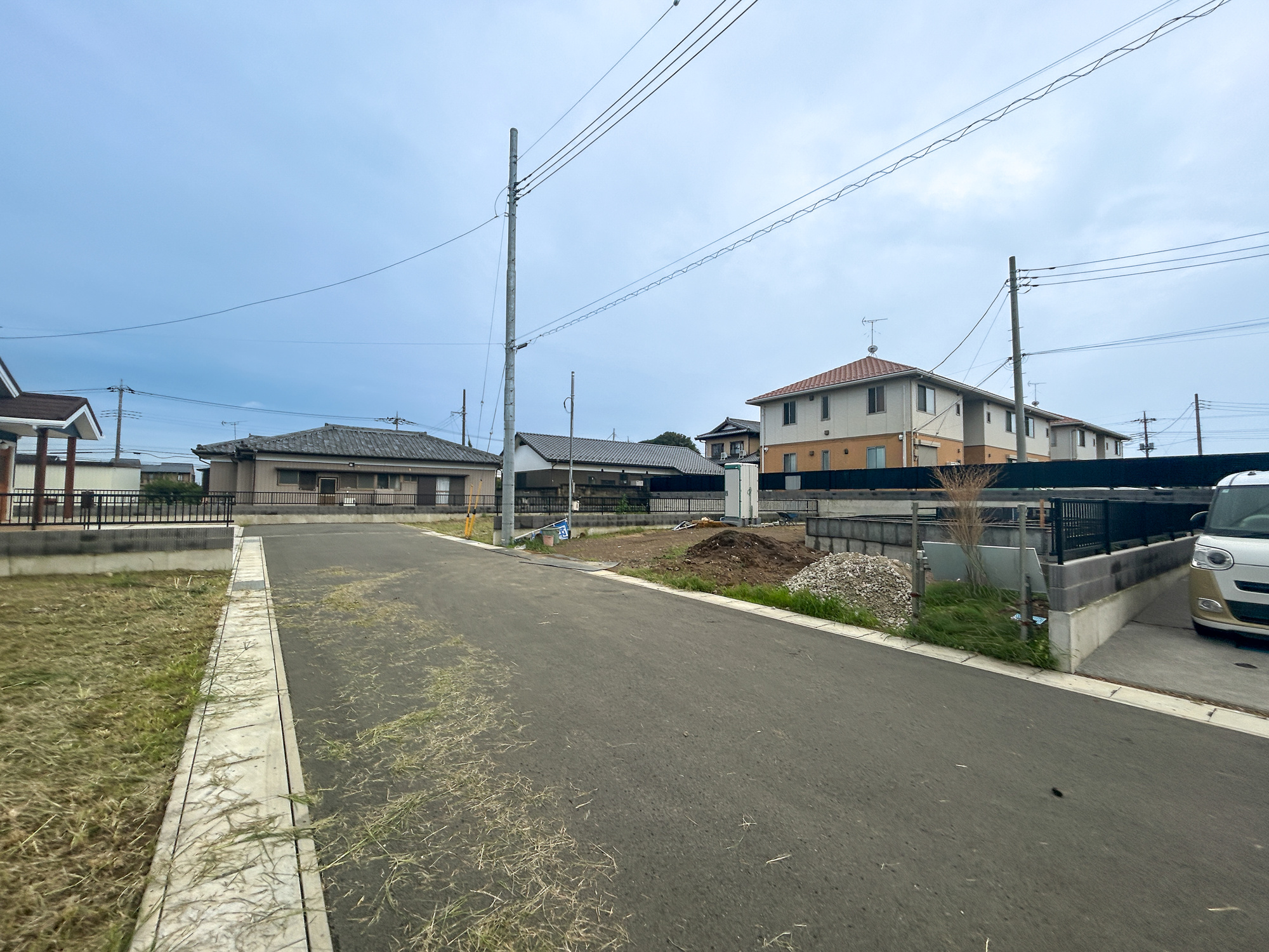 伊勢崎市三室町P1　新築住宅全1棟の前面道路含む現地写真|閑静な住宅地で子育て家族にピッタリ。毎日のお散歩も快適な緑に恵まれたエリアで、自然に包まれた穏やかな暮らしを実現するための、ゆとりある住環境が整っています。