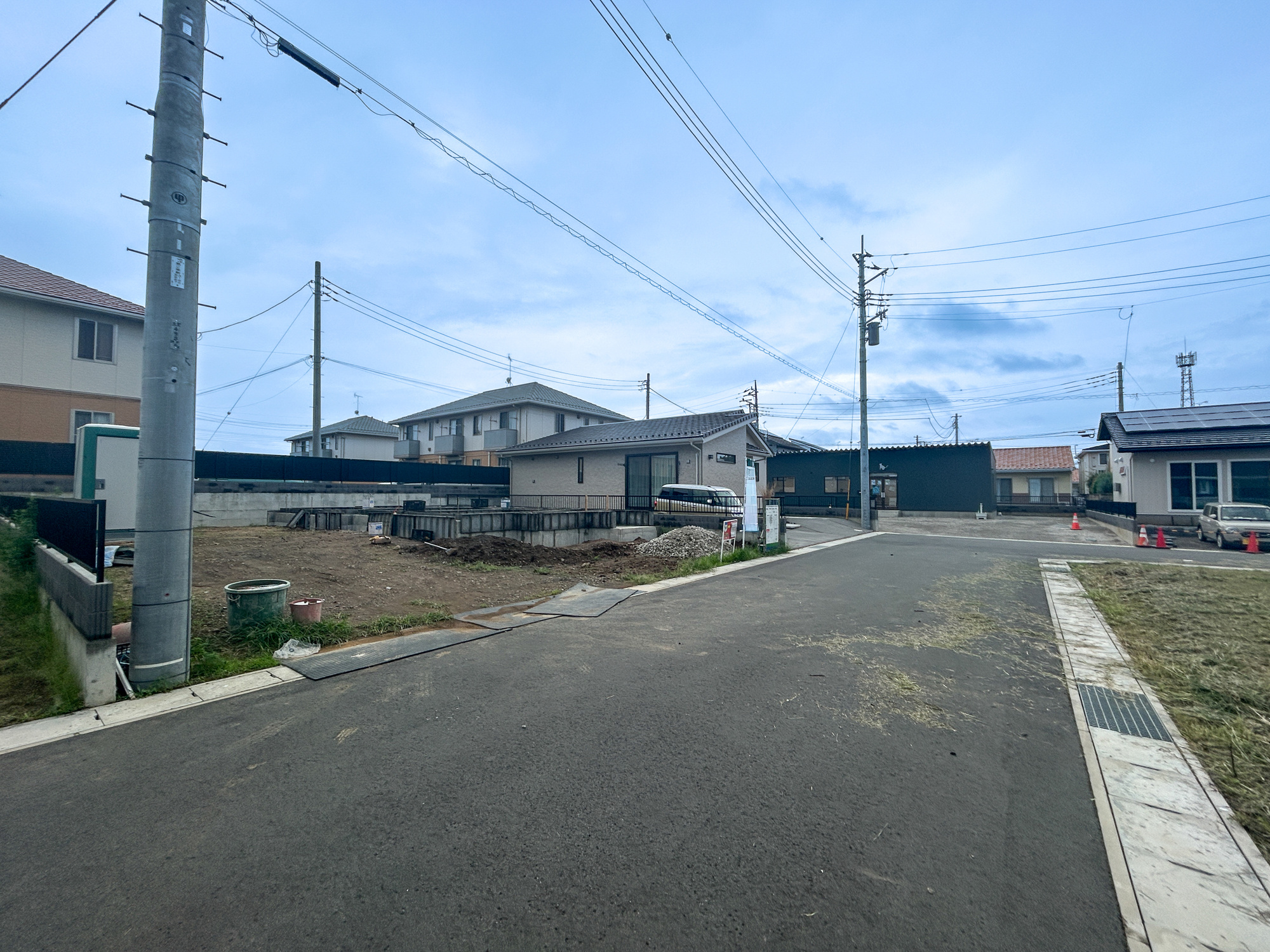 伊勢崎市三室町P1　新築住宅全1棟の前面道路含む現地写真|低層の一戸建てを中心とした街並みが整然と続き、周辺は高い建物が建っていないので、採光や開放性に恵まれ、空が広く緑の多い閑静な趣を感じる環境です。
