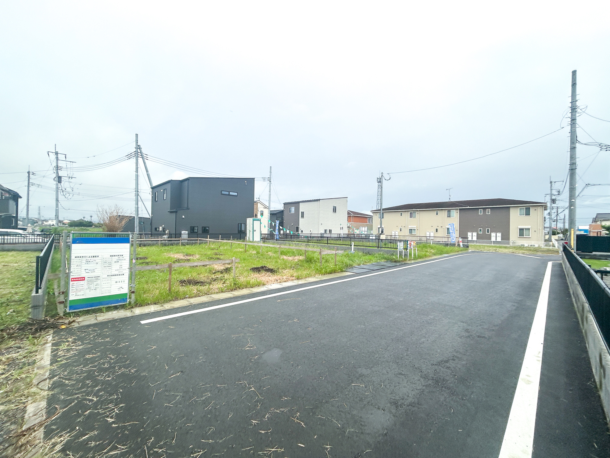 伊勢崎市三室町P2　新築住宅全2棟の前面道路含む現地写真|低層の一戸建てを中心とした街並みが整然と続き、周辺は高い建物が建っていないので、採光や開放性に恵まれ、空が広く緑の多い閑静な趣を感じる環境です。

