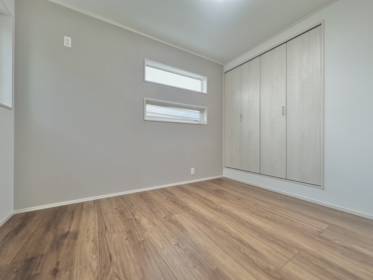 【7号棟　洋室】各お部屋に収納がついておりますのでお部屋の広さを有効活用できます！