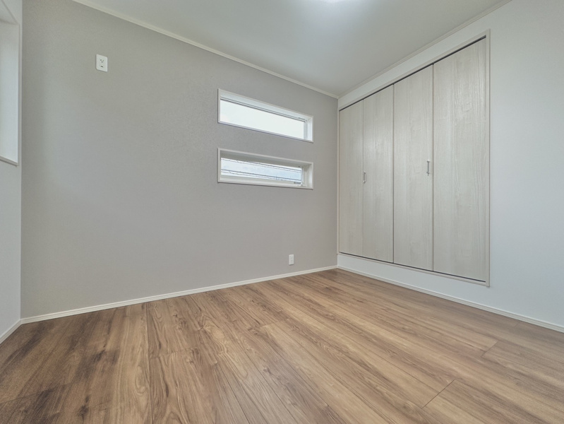 【7号棟　洋室】各お部屋に収納がついておりますのでお部屋の広さを有効活用できます！