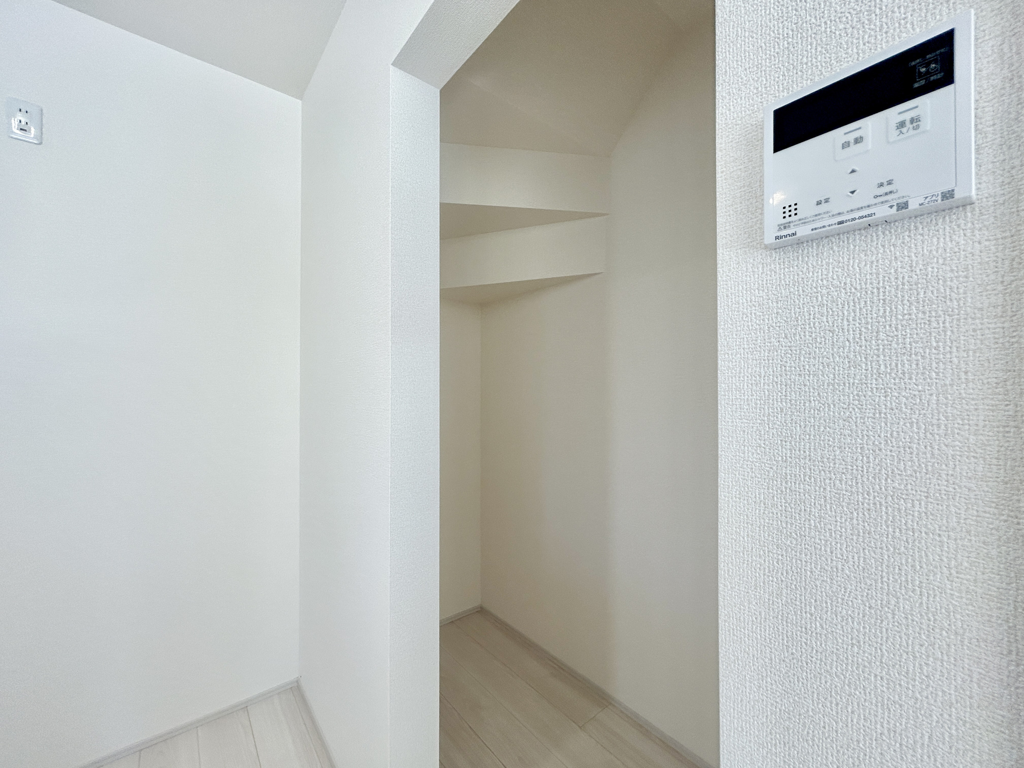 第3渋川市金井　新築住宅全1棟の収納|キッチン横には収納スペースがあり、普段はあまり使わない調理器具をしまうなど、その使い勝手は多様♪