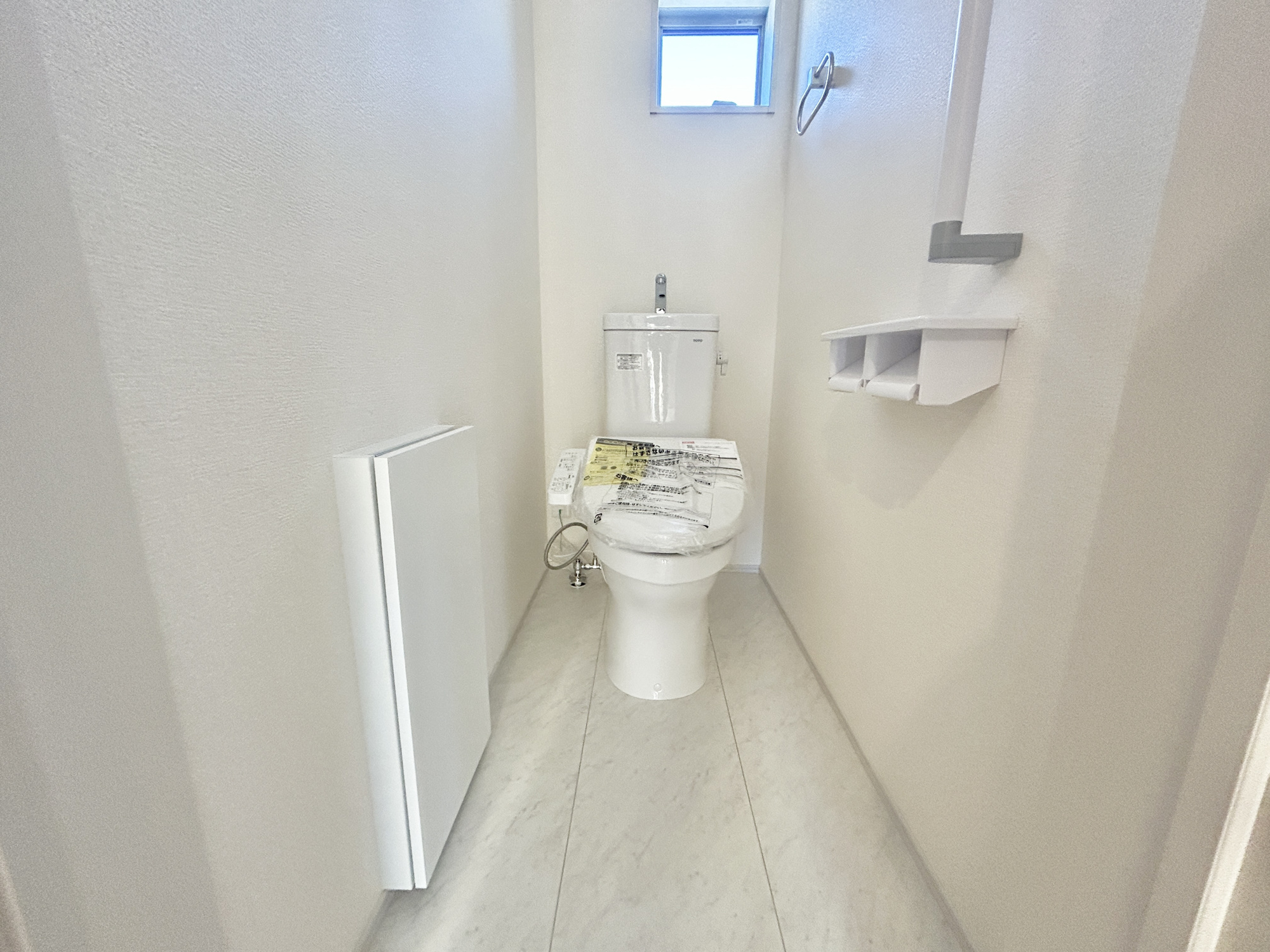 第3渋川市金井　新築住宅全1棟のトイレ|節水型でエコなトイレには、今では当たり前の洗浄付き。便座を温める機能もついていて、居心地良くてトイレから出られなくなるかも！換気用に換気扇はもちろん、窓も着いているので常に快適ですね♪