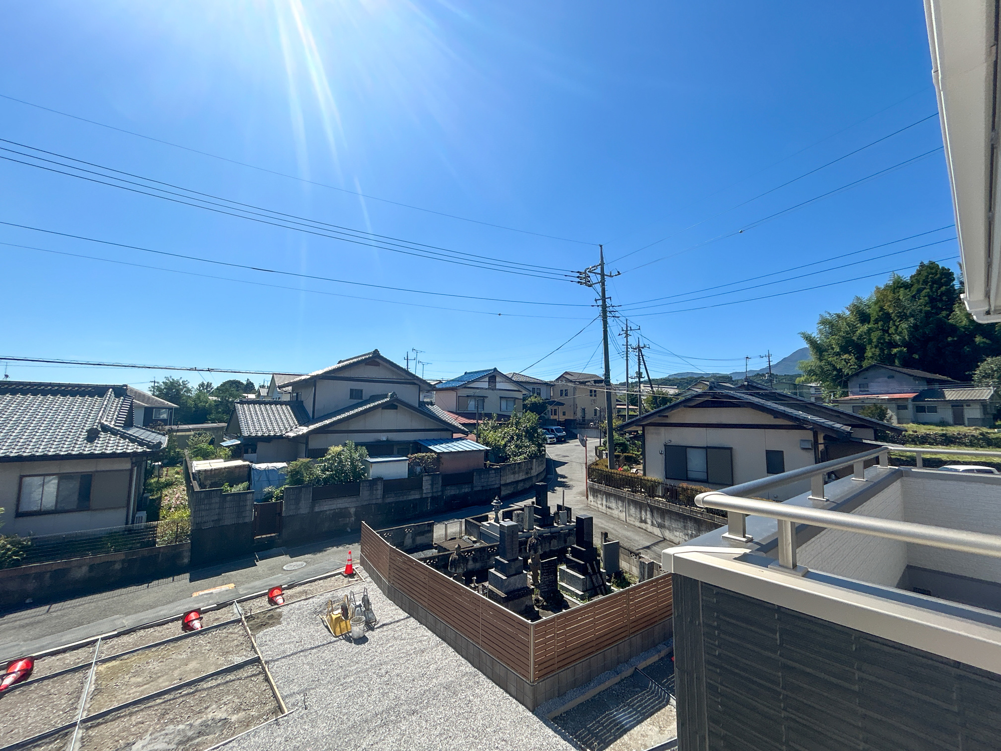 第3渋川市金井　新築住宅全1棟の展望|低層の一戸建てを中心とした街並みが整然と続き、周辺は高い建物が建っていないので、採光や開放性に恵まれ、空が広く緑の多い閑静な趣を感じる環境です。