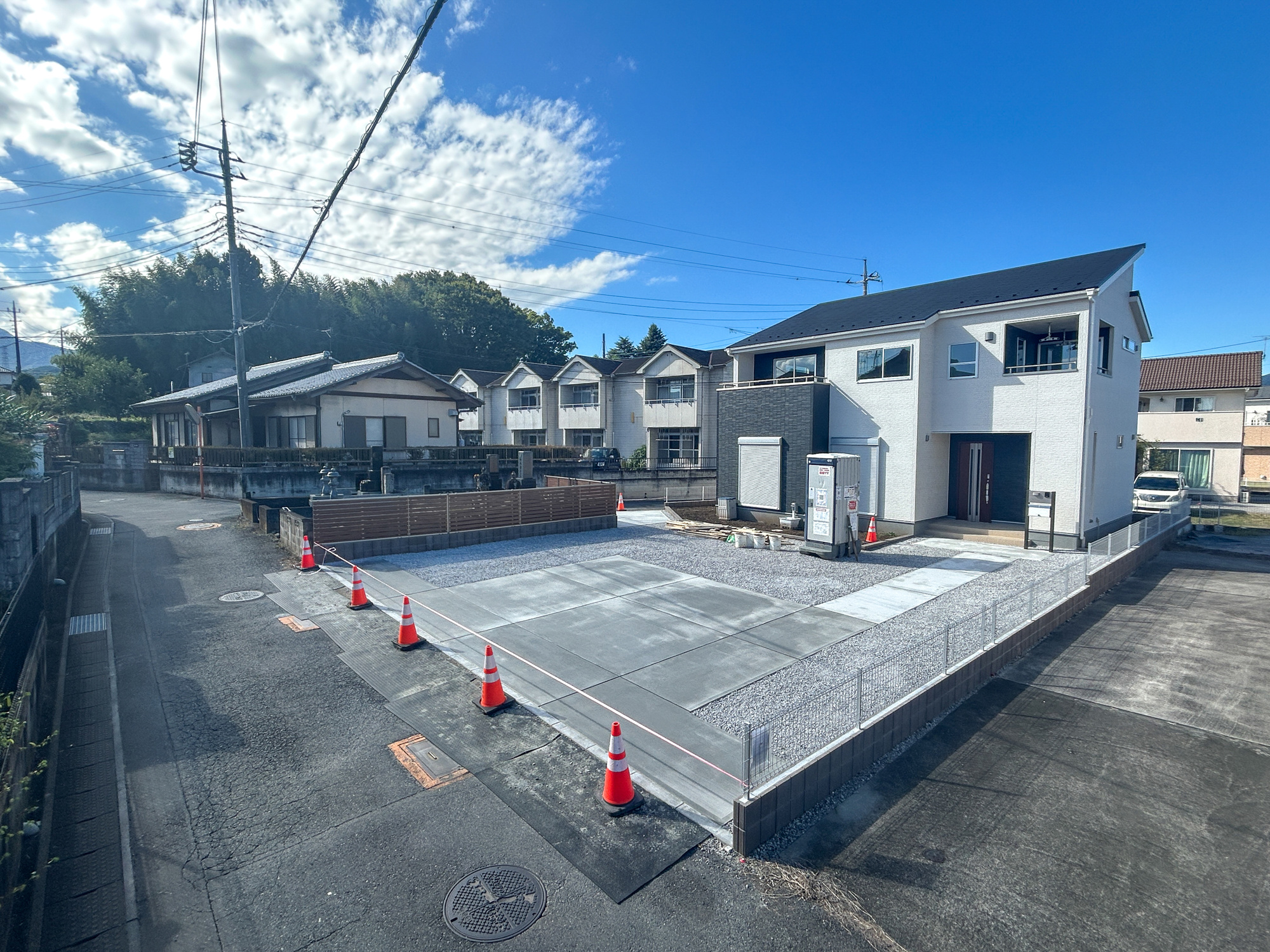 第3渋川市金井　新築住宅全1棟の前面道路含む現地写真|閑静な住宅地で子育て家族にピッタリ。毎日のお散歩も快適な緑に恵まれたエリアで、自然に包まれた穏やかな暮らしを実現するための、ゆとりある住環境が整っています。

