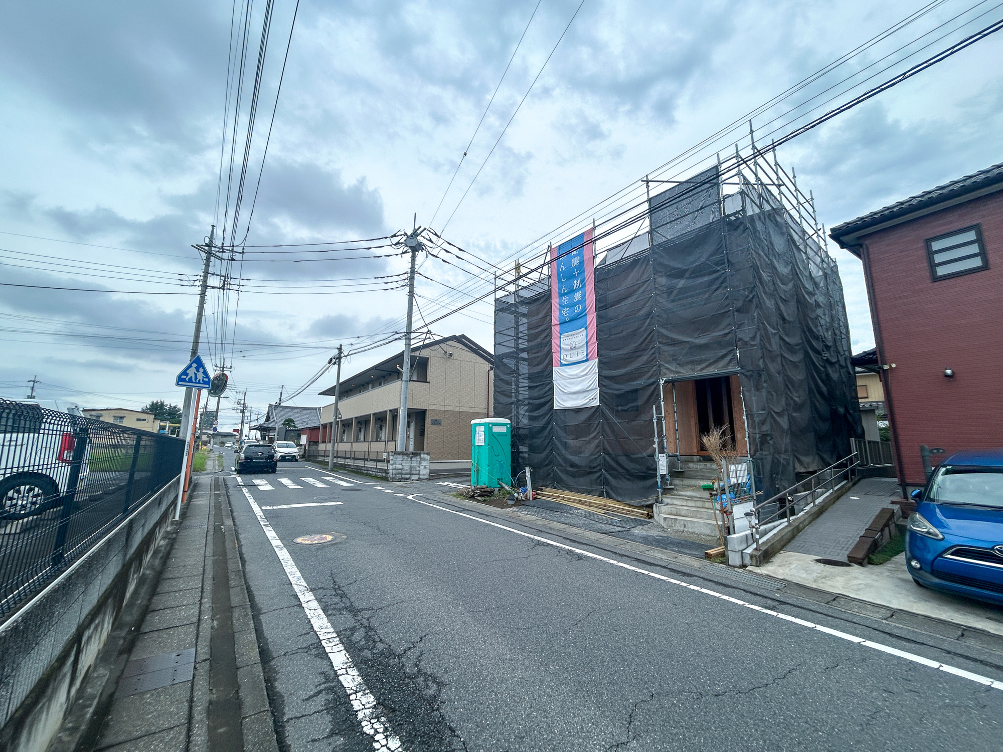 伊勢崎市曲輪町第1　新築住宅全1棟の前面道路含む現地写真|閑静な住宅地で子育て家族にピッタリ。毎日のお散歩も快適な緑に恵まれたエリアで、自然に包まれた穏やかな暮らしを実現するための、ゆとりある住環境が整っています。

