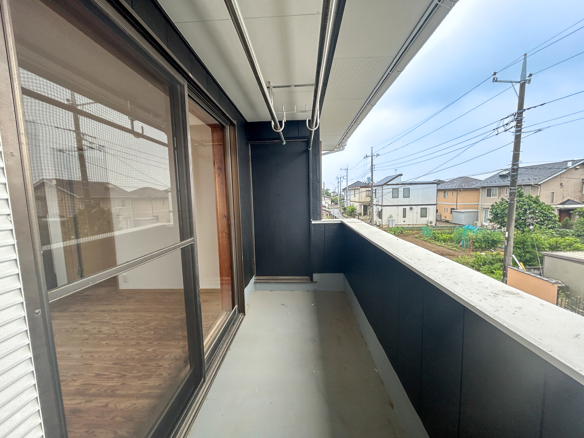 伊勢崎市田部井町1期　中古物件のバルコニー|開放的なバルコニーは見晴らしもよく、太陽の温かな温もりをめいっぱい受け止めてくれます。太陽の光と爽やかな風を受けたお洗濯物はあっという間に乾き、取りこむ時には太陽の匂いを感じられそうですね。