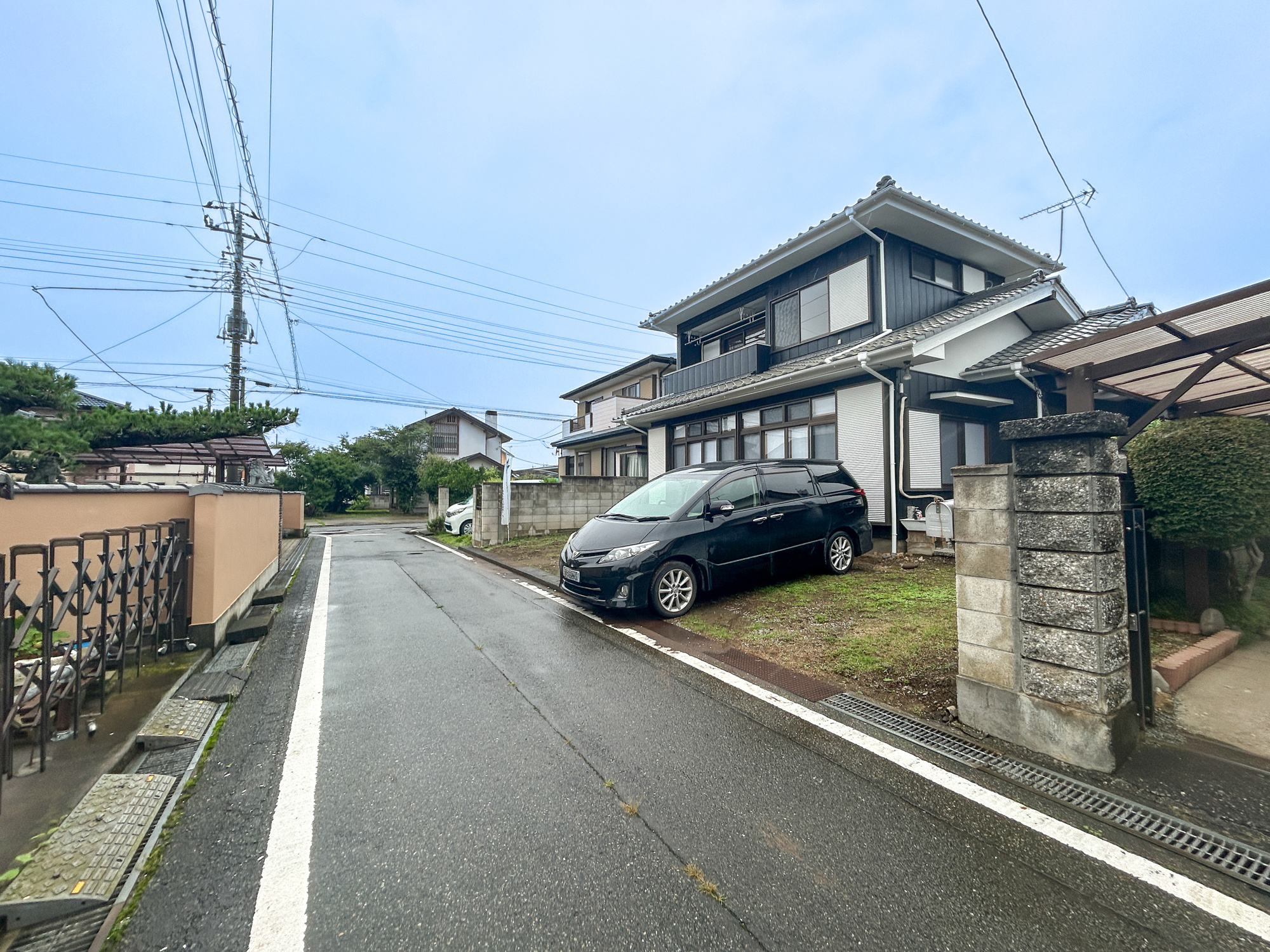 伊勢崎市田部井町1期　中古物件の前面道路含む現地写真|低層の一戸建てを中心とした街並みが整然と続き、周辺は高い建物が建っていないので、採光や開放性に恵まれ、空が広く緑の多い閑静な趣を感じる環境です。

