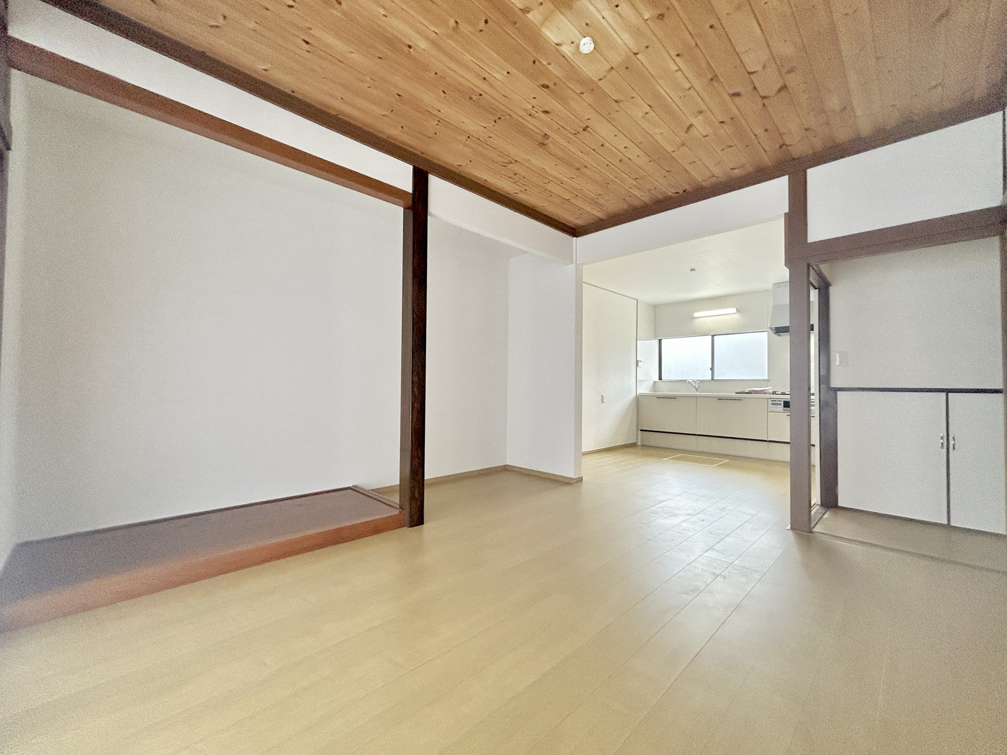 伊勢崎市田部井町1期　中古物件の居間・リビング|大きく開いた窓からは、明るい陽射しが射し込みます。
爽やかな風が吹き抜ける心地良いリビングには、自然と家族が集まります。
