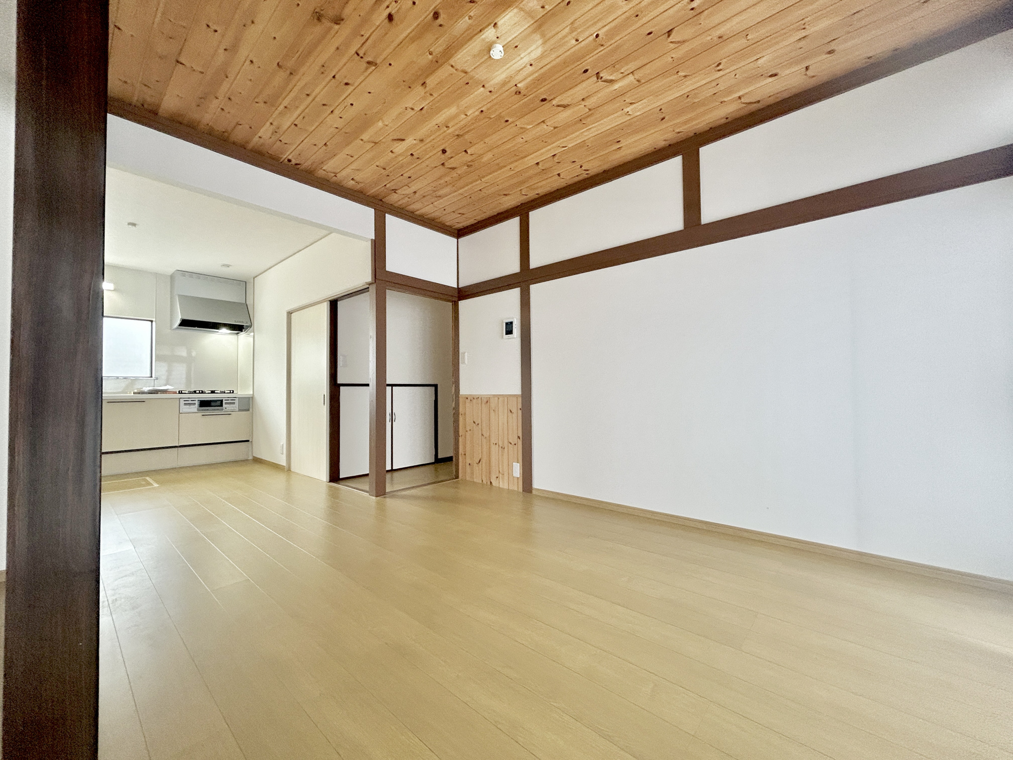 伊勢崎市田部井町1期　中古物件の居間・リビング|室内にいても、たっぷりの陽光と爽やかな風を感じて頂ける、開放感あふれるリビングです。
ご家族と穏やかに過ごす、心地の良い時間が流れます。