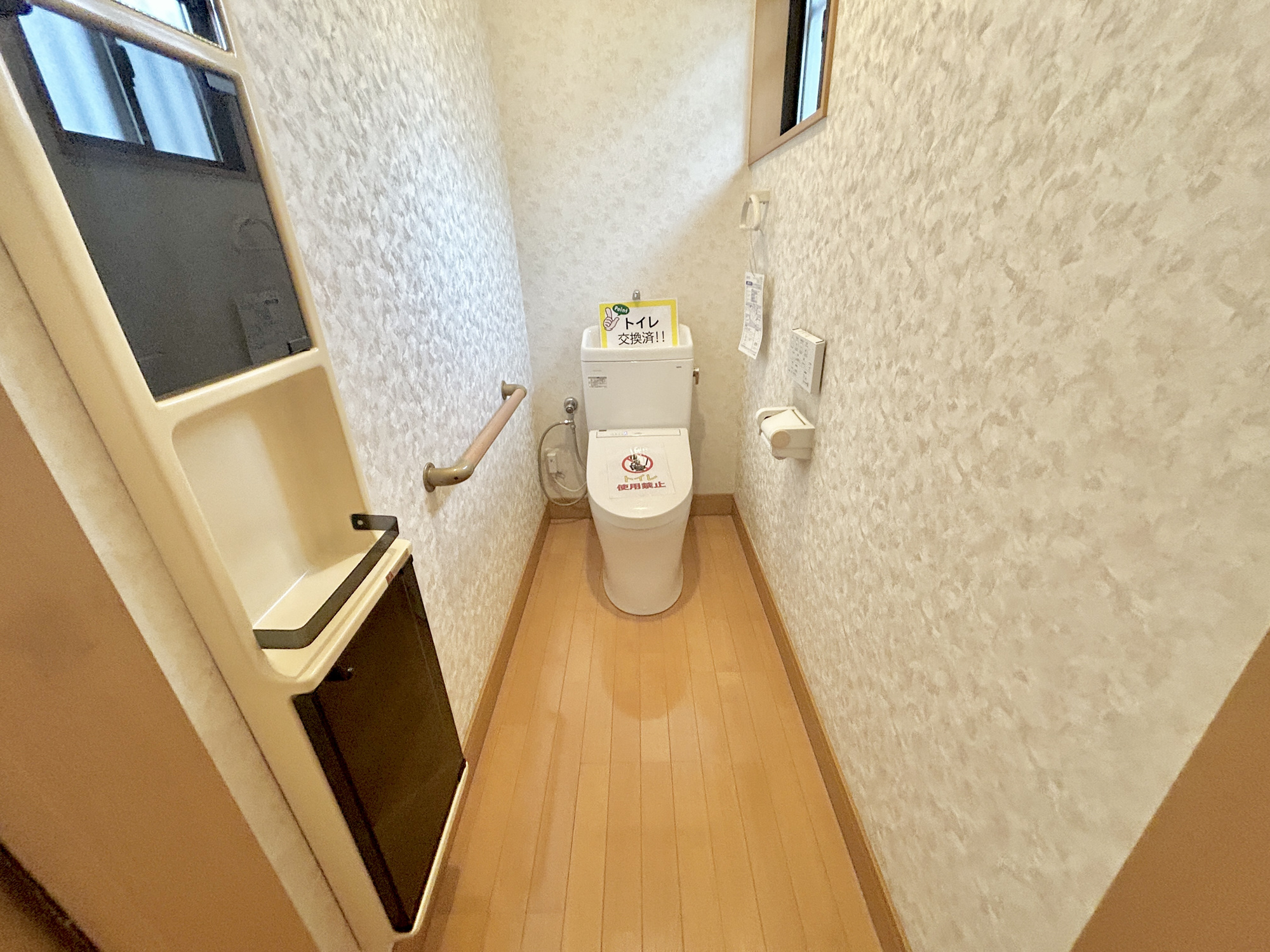 伊勢崎市五目牛町　中古物件のトイレ|節水型でエコなトイレには、今では当たり前の洗浄付き。便座を温める機能もついていて、居心地良くてトイレから出られなくなるかも！換気用に換気扇はもちろん、窓も着いているので常に快適ですね♪