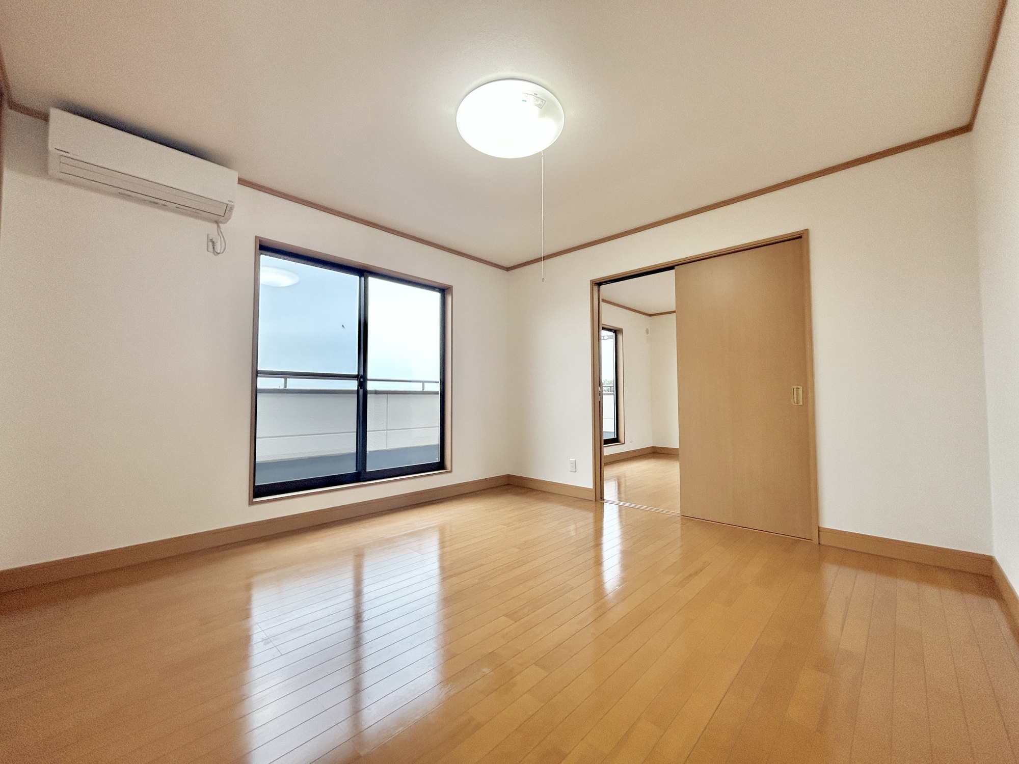 伊勢崎市五目牛町　中古物件の寝室|大きな窓からたっぷりと陽光が注がれる明るい空間。家族の成長に対応できる永住仕様の間取り。一日の疲れをいやしてくれる主寝室。時を忘れて過ごす場所として過ごせるお部屋。