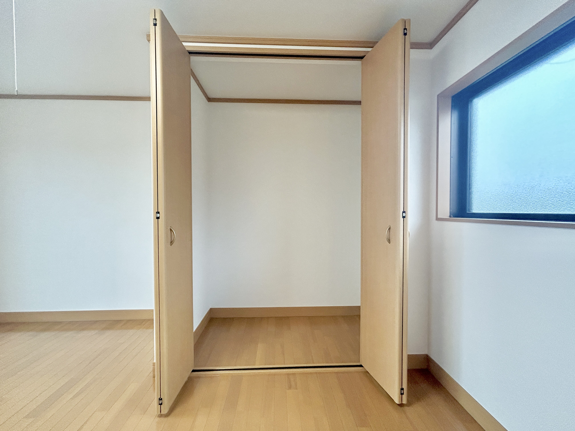 伊勢崎市五目牛町　中古物件の収納|レイアウトを自由自在にカスタマイズ出来る機能的な収納が魅力！
可動棚を設置するもよし、アルミラックを設置するもよし、収納ボックスなどを配置して使えば、多様な使い方が出来、収納の幅が広がります！