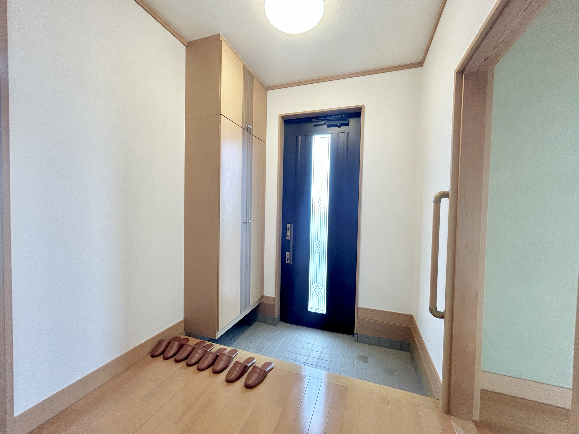 伊勢崎市五目牛町　中古物件の内装|住まう人も来客も入った時にワクワクさせてくれるオシャレな玄関♪
収納もたっぷりあるので、靴がたくさんあっても安心！
気持ちの良い朝は、毎日ここからスタートしていきます♪