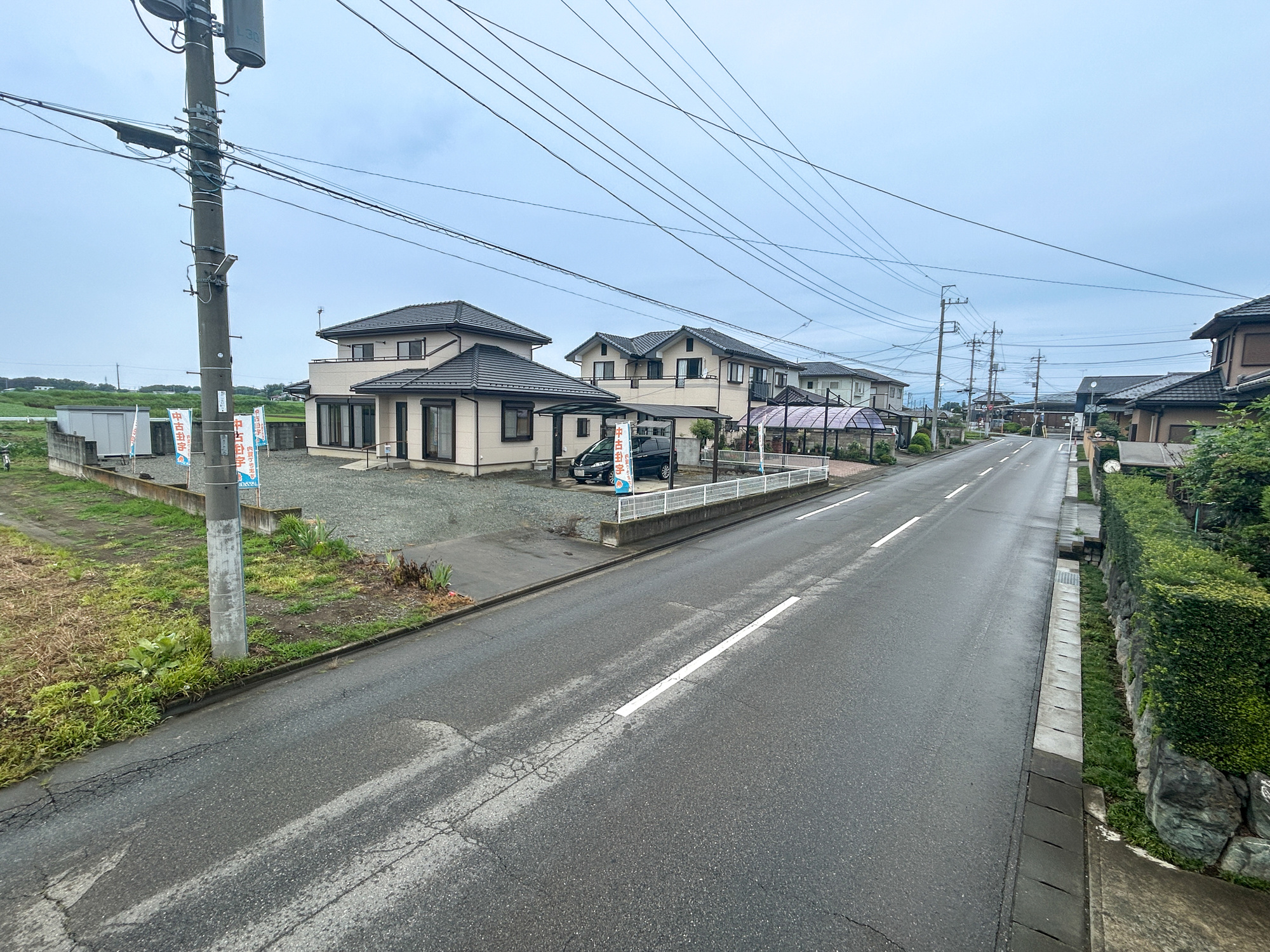 伊勢崎市五目牛町　中古物件の前面道路含む現地写真|低層の一戸建てを中心とした街並みが整然と続き、周辺は高い建物が建っていないので、採光や開放性に恵まれ、空が広く緑の多い閑静な趣を感じる環境です。


