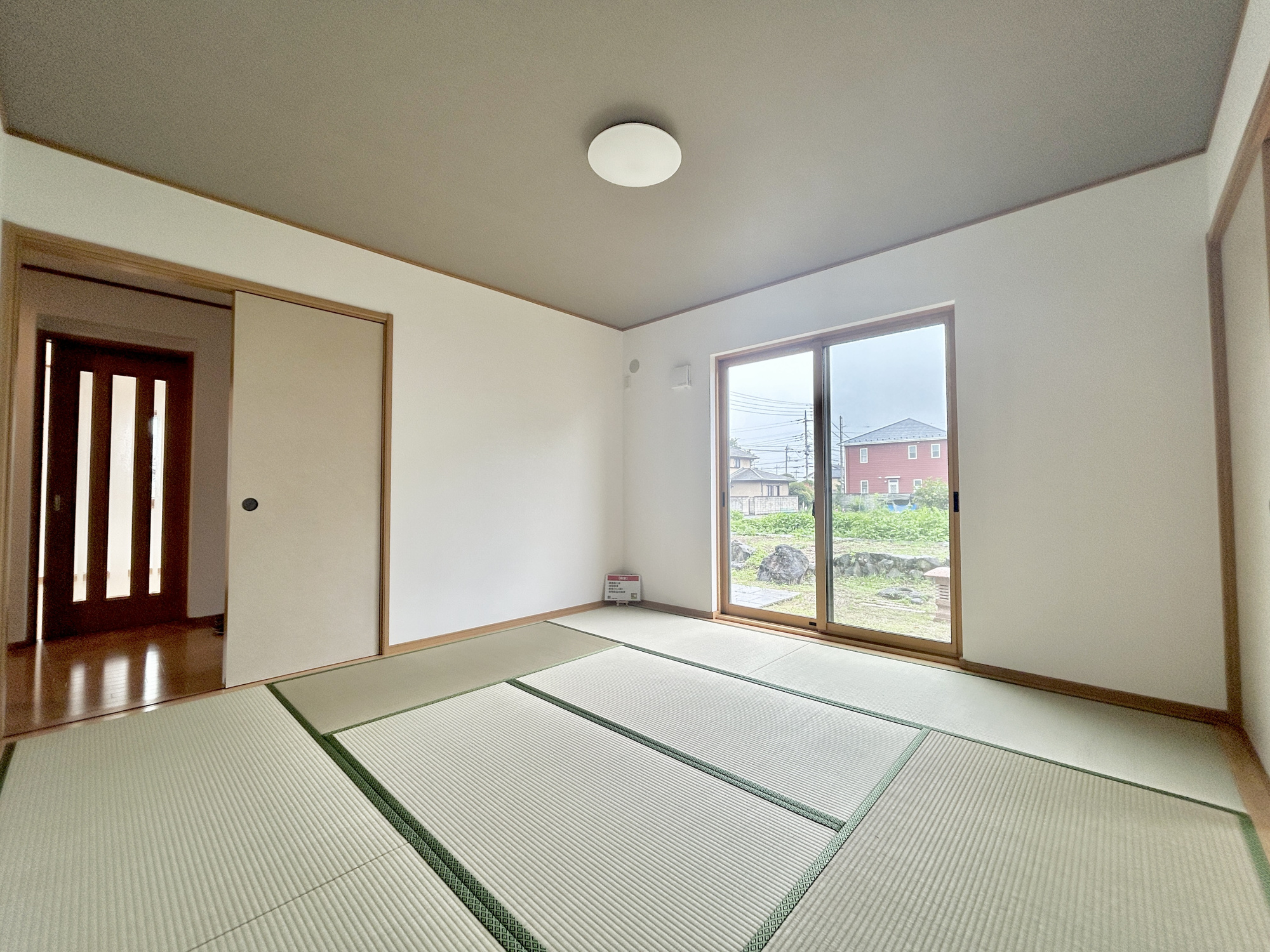 伊勢崎市連取本町　中古物件の和室|DKと隣接した洋室。
お料理中も目が届く場所なので、お子様の遊び部屋・お昼寝スペースとして使うのもオススメです♪