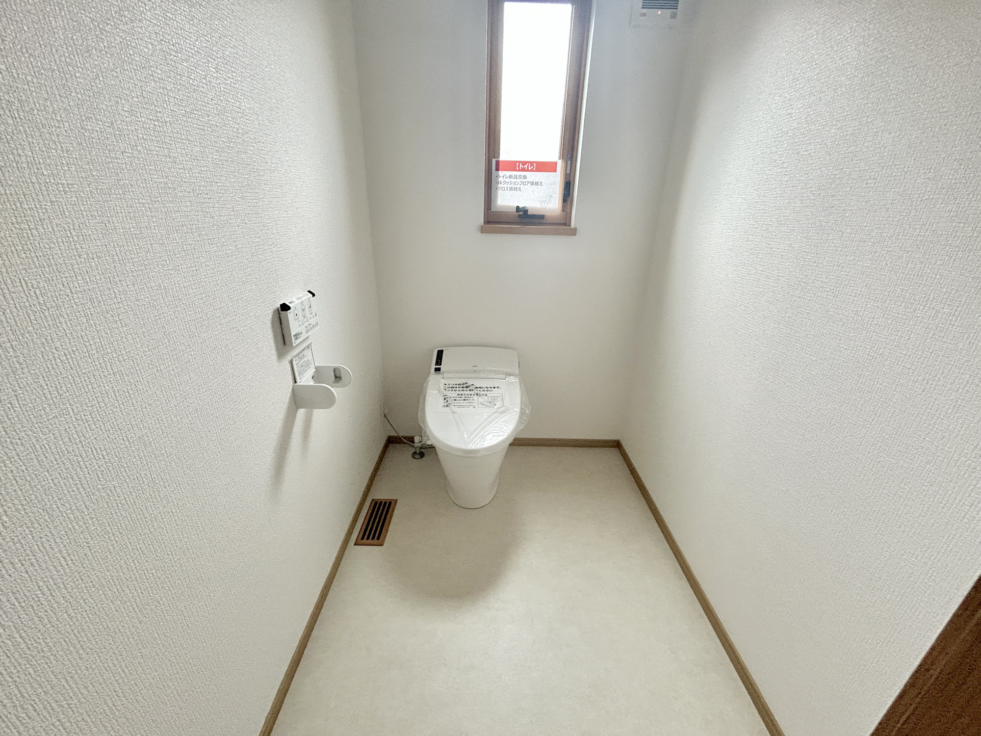 伊勢崎市連取本町　中古物件のトイレ|節水型でエコなトイレには、今では当たり前の洗浄付き。便座を温める機能もついていて、居心地良くてトイレから出られなくなるかも！換気用に換気扇はもちろん、窓も着いているので常に快適ですね♪