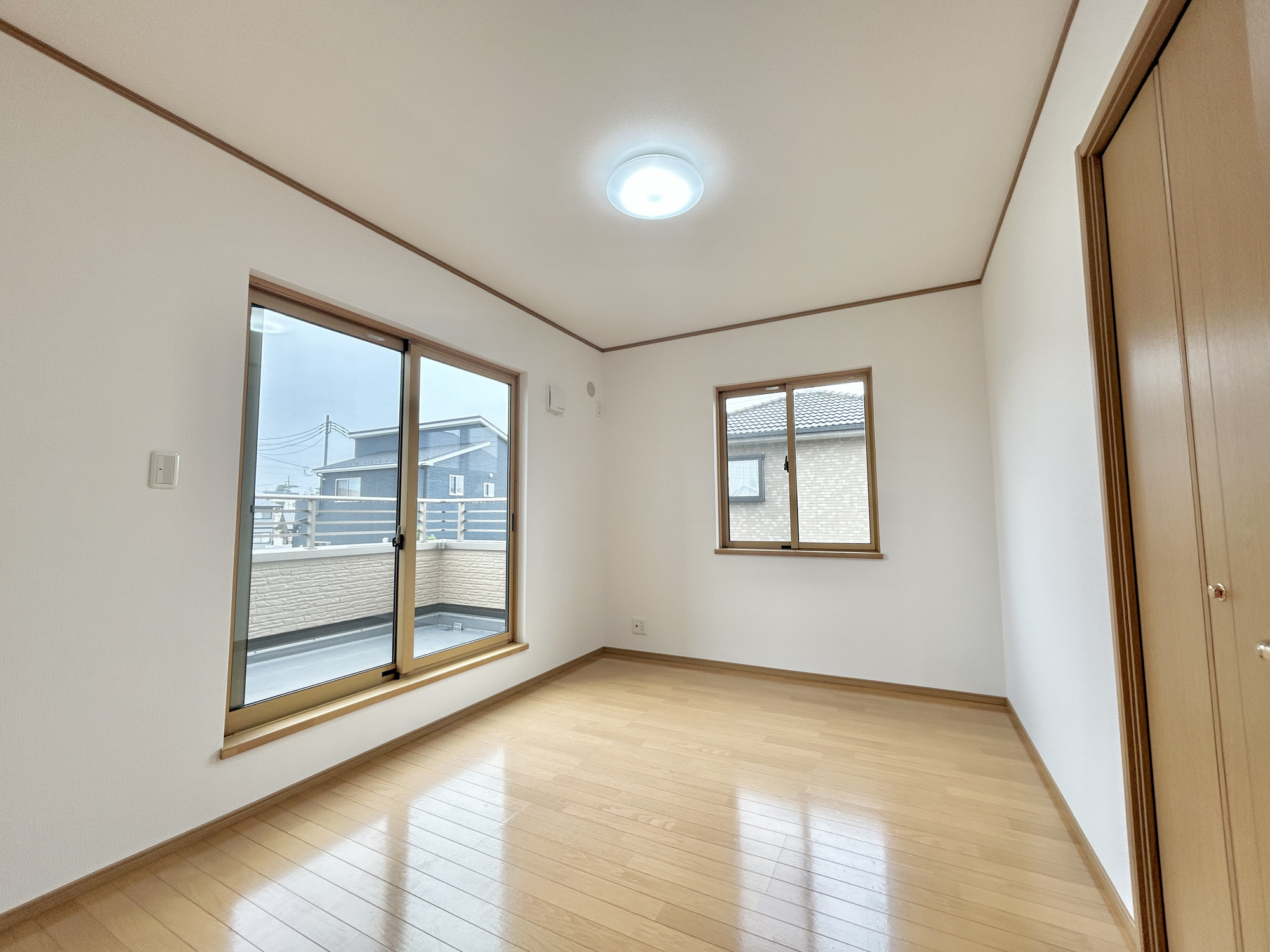 伊勢崎市連取本町　中古物件の洋室|木目のフローリングが暖かみのある室内に。明るい寝室で心地のいい朝を迎えられそう。