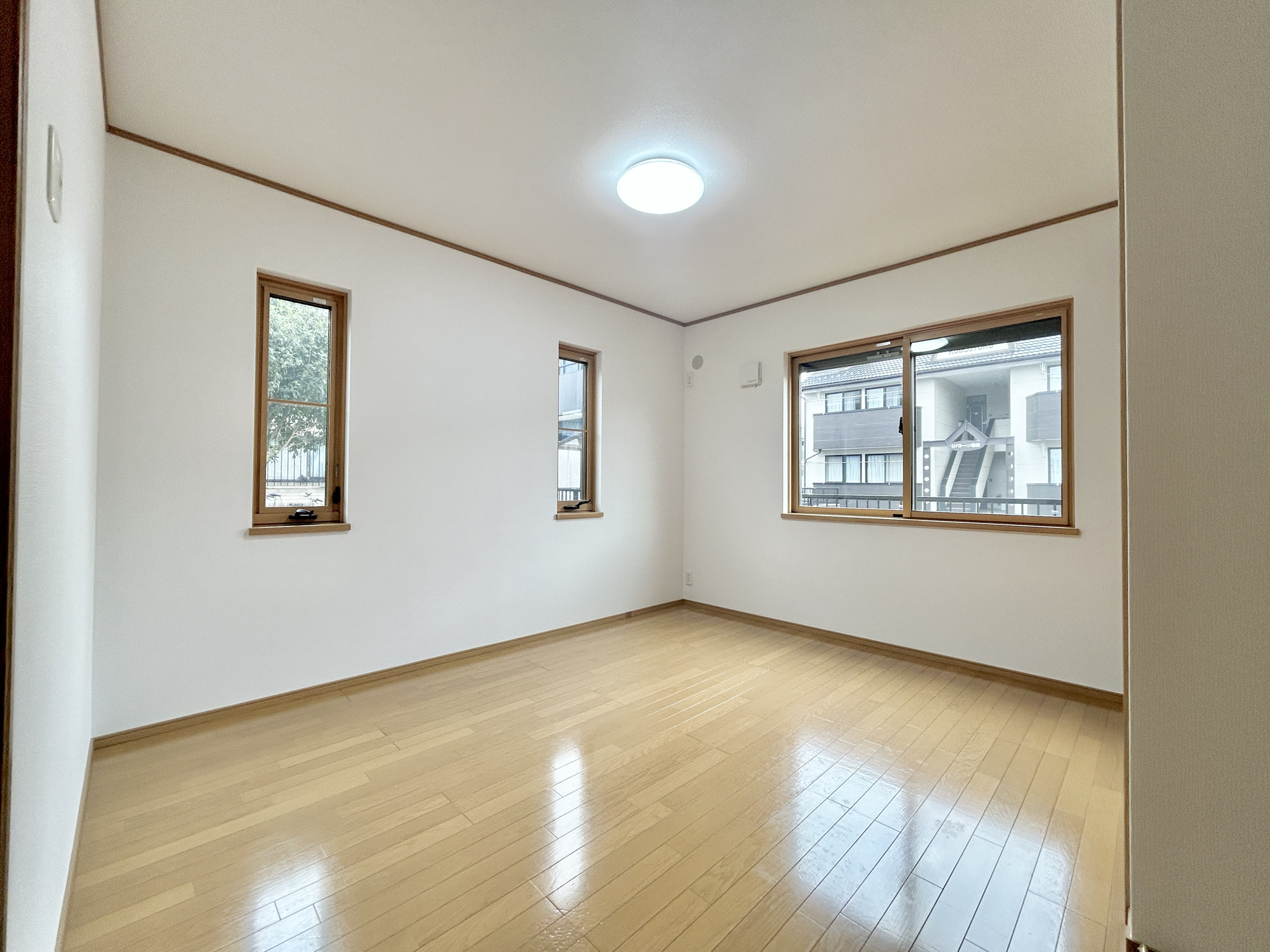 伊勢崎市連取本町　中古物件の寝室|大きな窓からたっぷりと陽光が注がれる明るい空間。家族の成長に対応できる永住仕様の間取り。一日の疲れをいやしてくれる主寝室。時を忘れて過ごす場所として過ごせるお部屋。