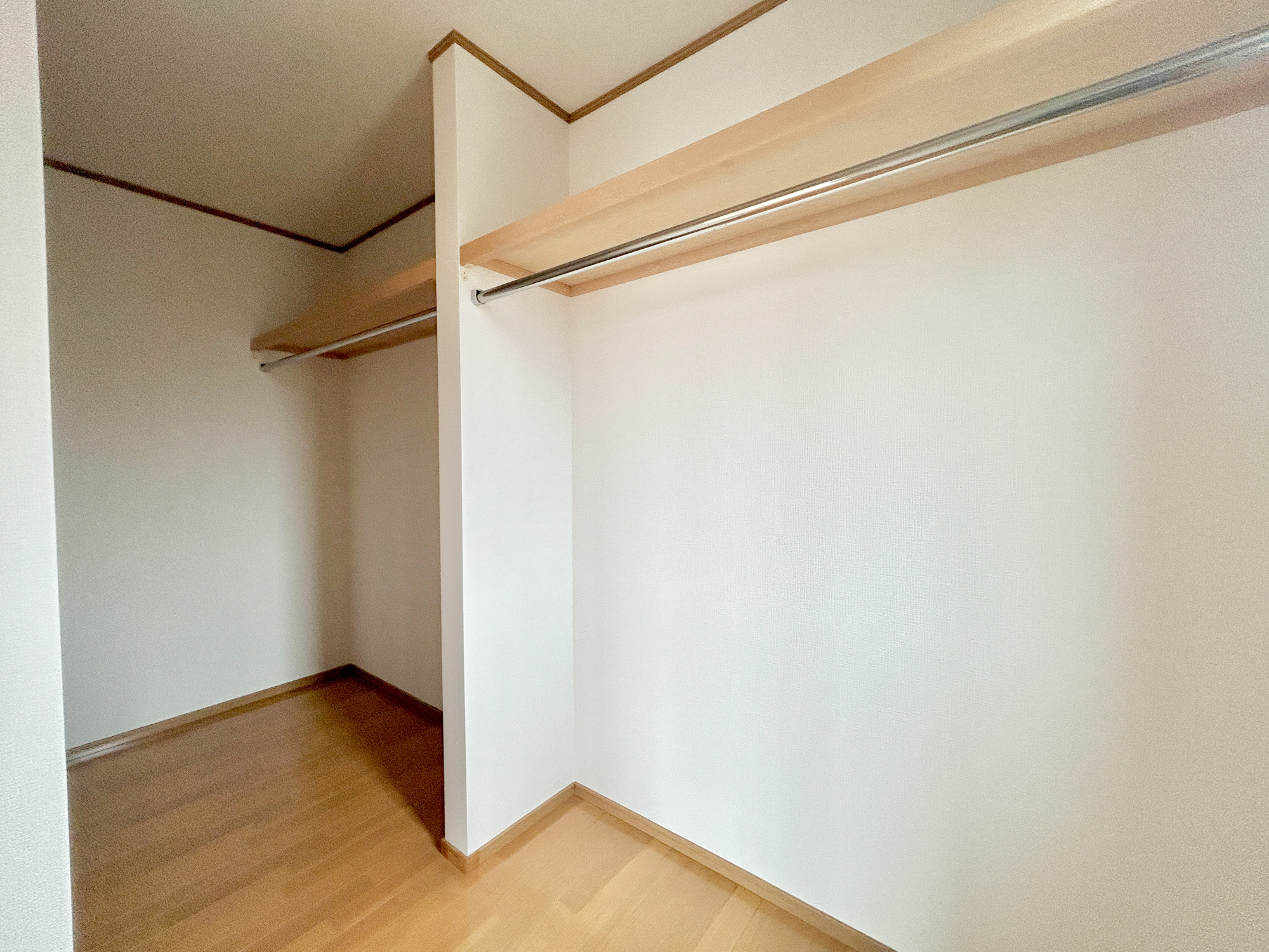 伊勢崎市連取本町　中古物件の収納|ウォークインクローゼットのある住まいで収納上手な生活を実現！衣類だけでなく、箱物や思い出の品もたっぷり収納できますので、整理整頓もスムーズに。居室空間をより広々と使えます！