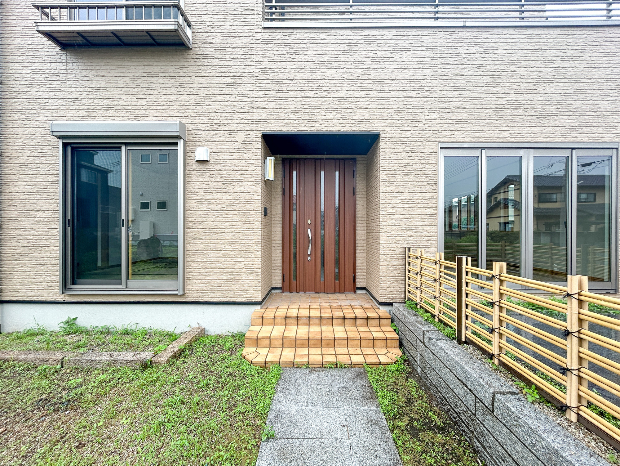 伊勢崎市連取本町　中古物件の玄関|玄関上は屋根があるので雨の心配いらず♪