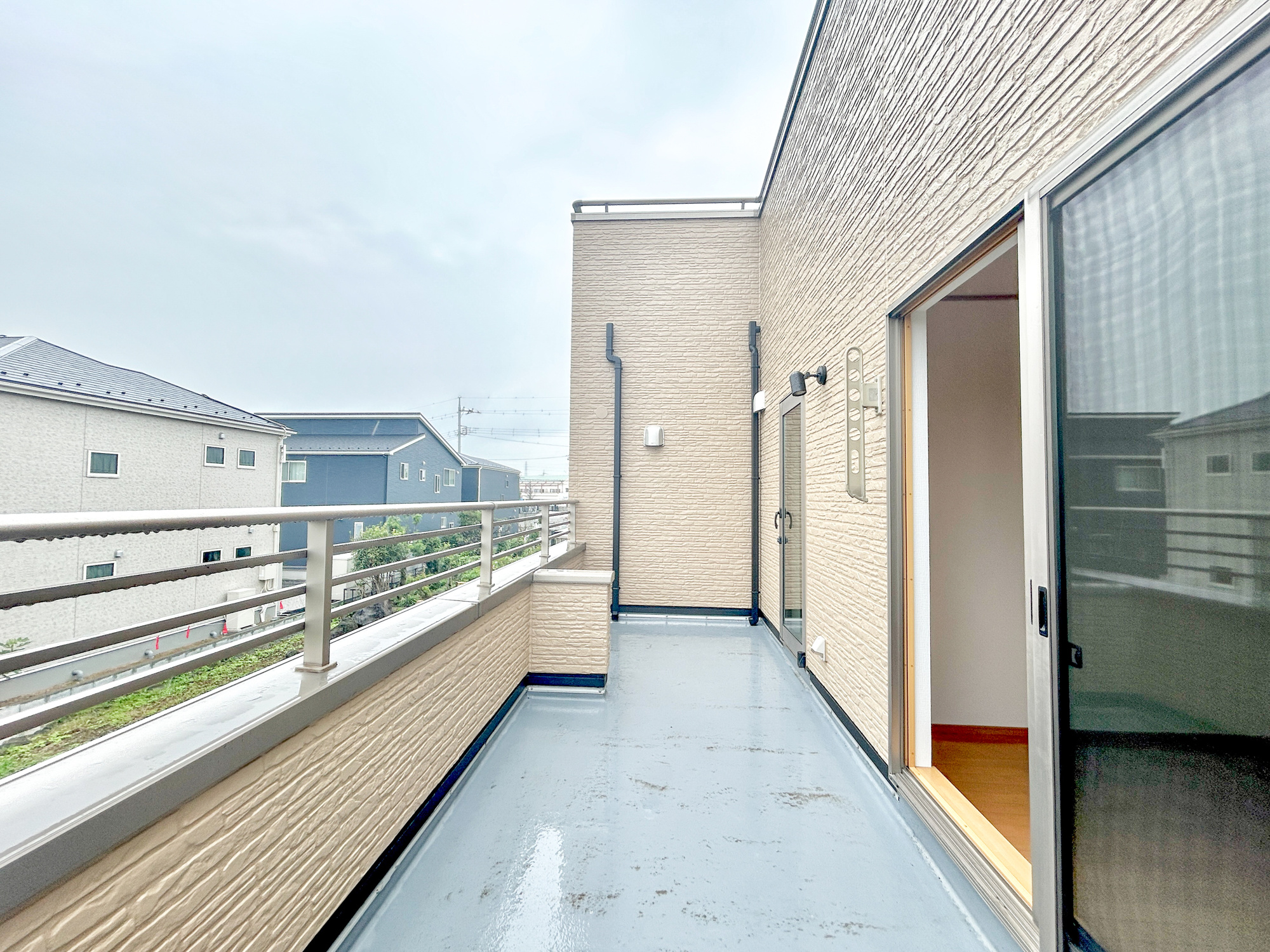 伊勢崎市連取本町　中古物件のバルコニー|開放的なバルコニーは見晴らしもよく、太陽の温かな温もりをめいっぱい受け止めてくれます。太陽の光と爽やかな風を受けたお洗濯物はあっという間に乾き、取りこむ時には太陽の匂いを感じられそうですね。